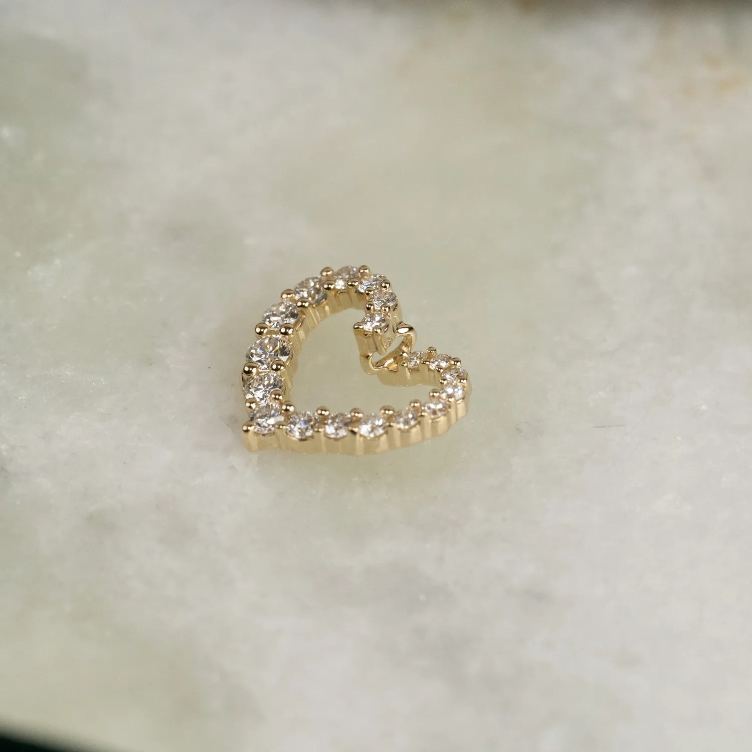 Sisi Copenhagen Graduating Curved Heart diamantvedhæng 0,45 ct guld