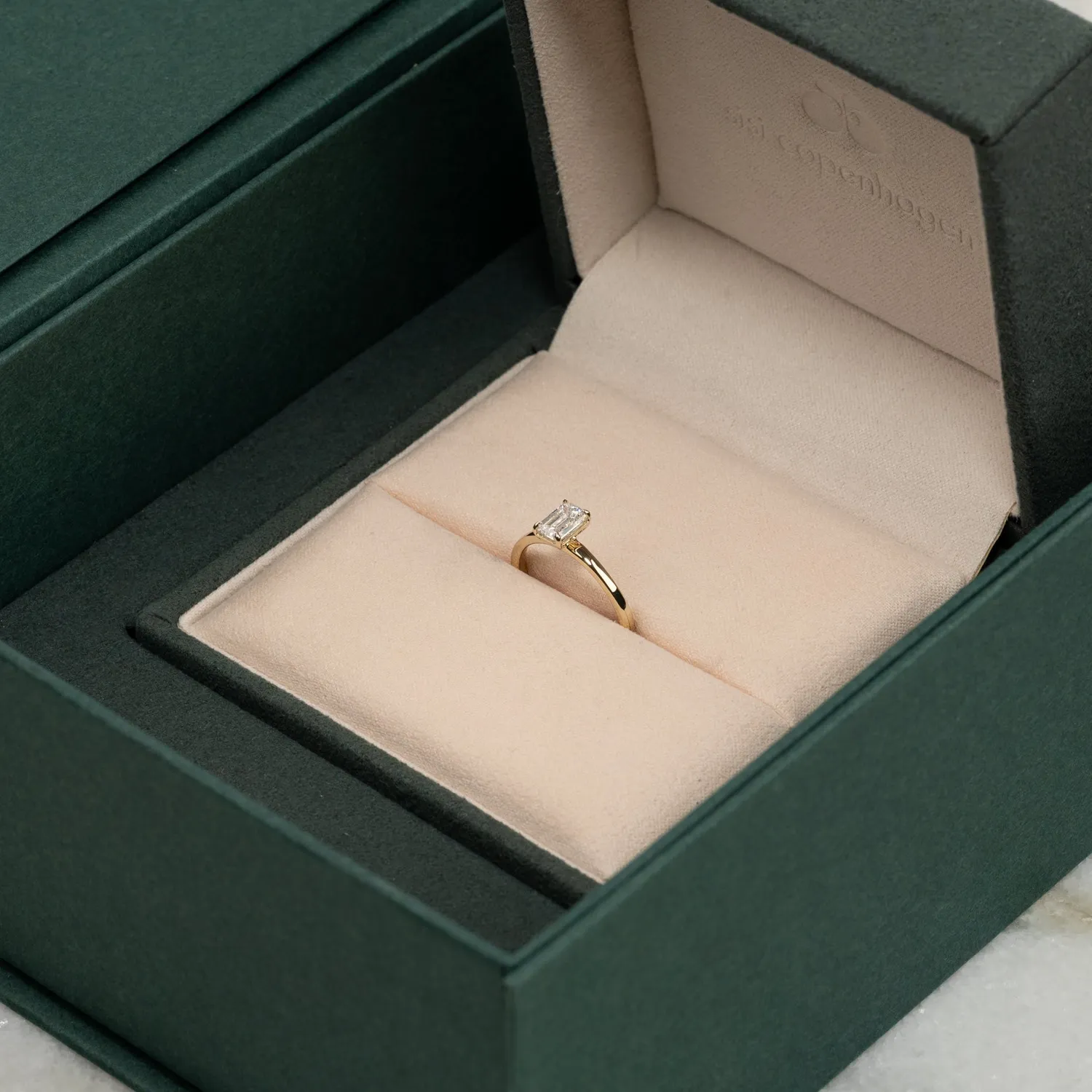 Sisi Copenhagen Solitaire Emerald diamantring 0,75 ct guld