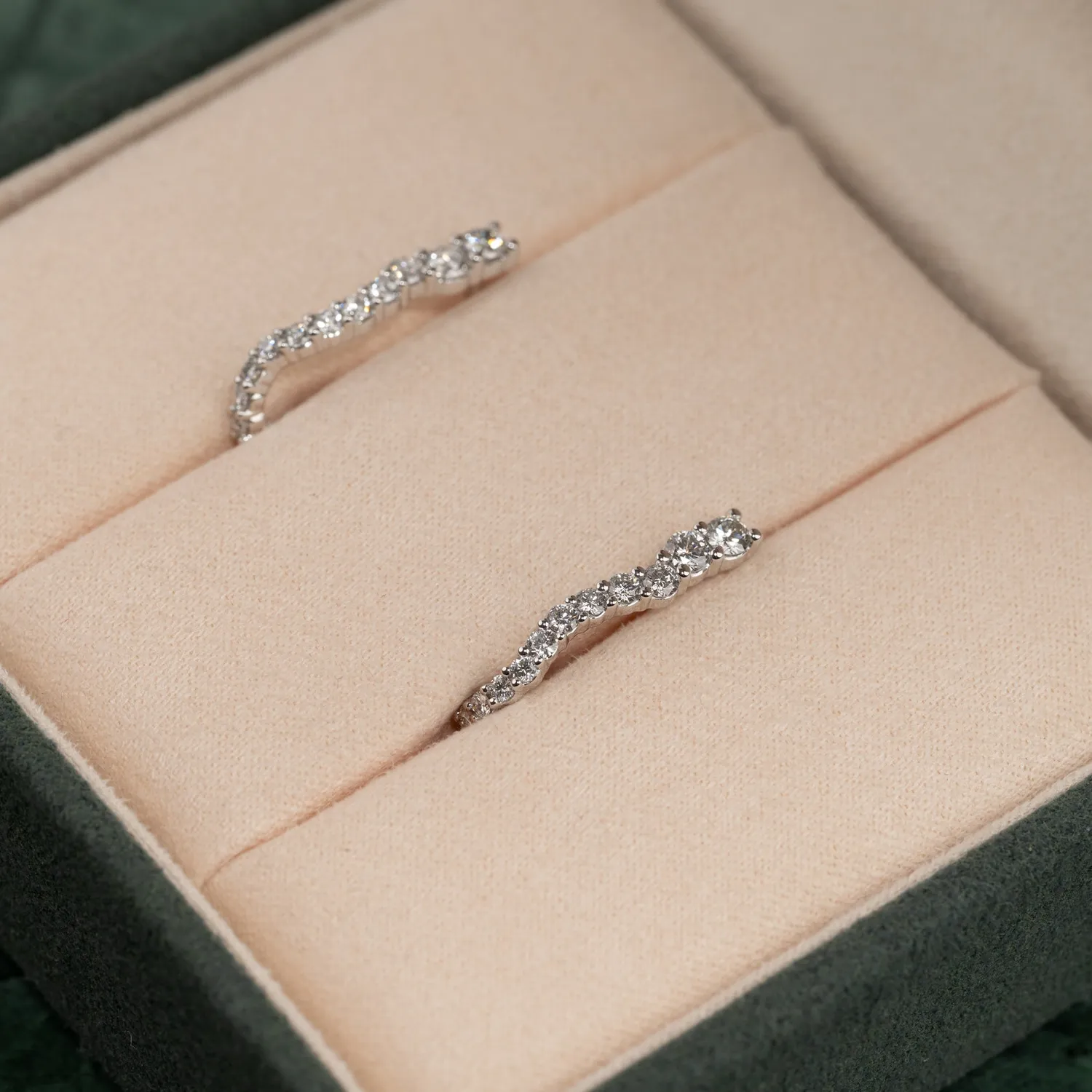 Sisi Copenhagen Graduating Curved lab-diamantcreoler hvidguld 0,9 ct