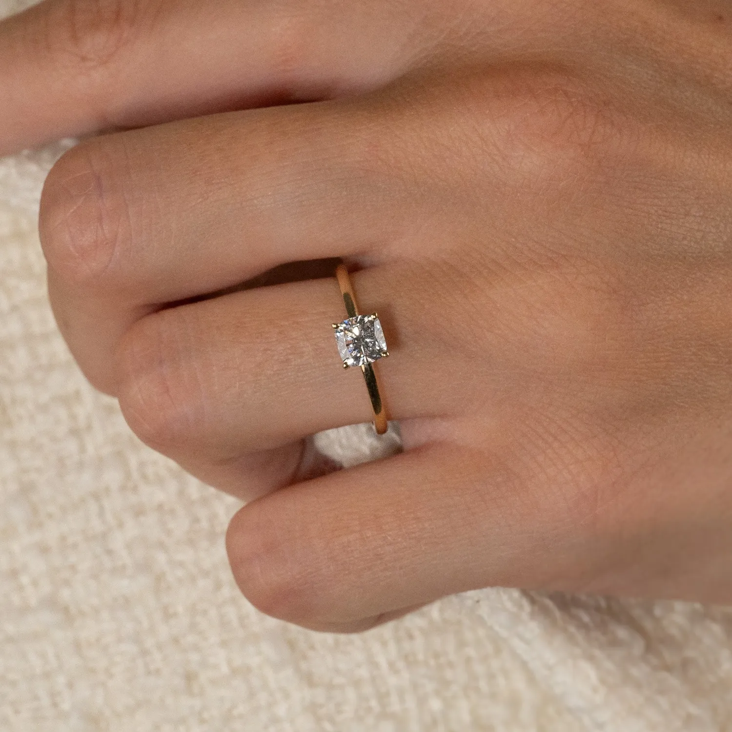 Sisi Copenhagen Solitaire 0,75ct cushion diamantring guld