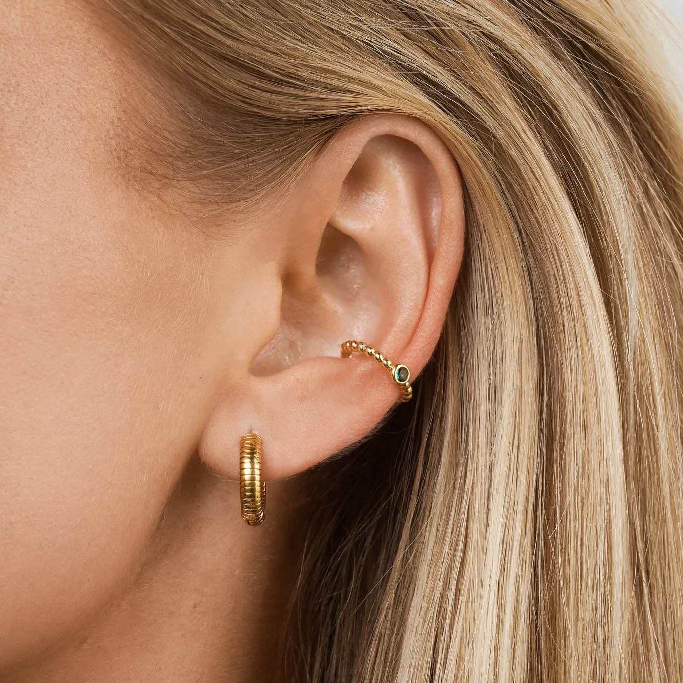 TIMI OF SWEDEN Vivia ribbet hoop øreringe guld 11 mm