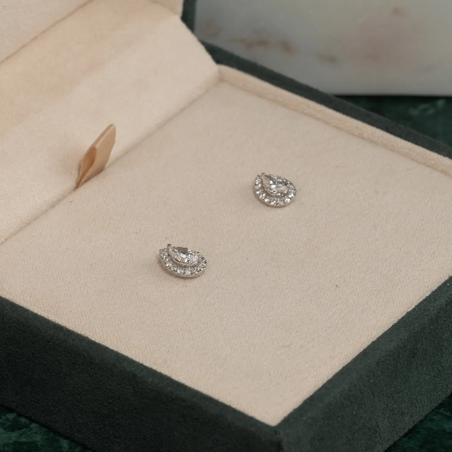 Sisi Copenhagen Halo Pear ørestikker hvidguld 0,7 ct