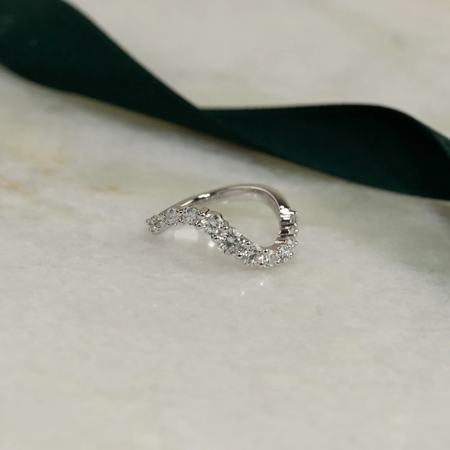Sisi Copenhagen Graduating Curved Lab-Diamond ring 14 kt 1,2 ct