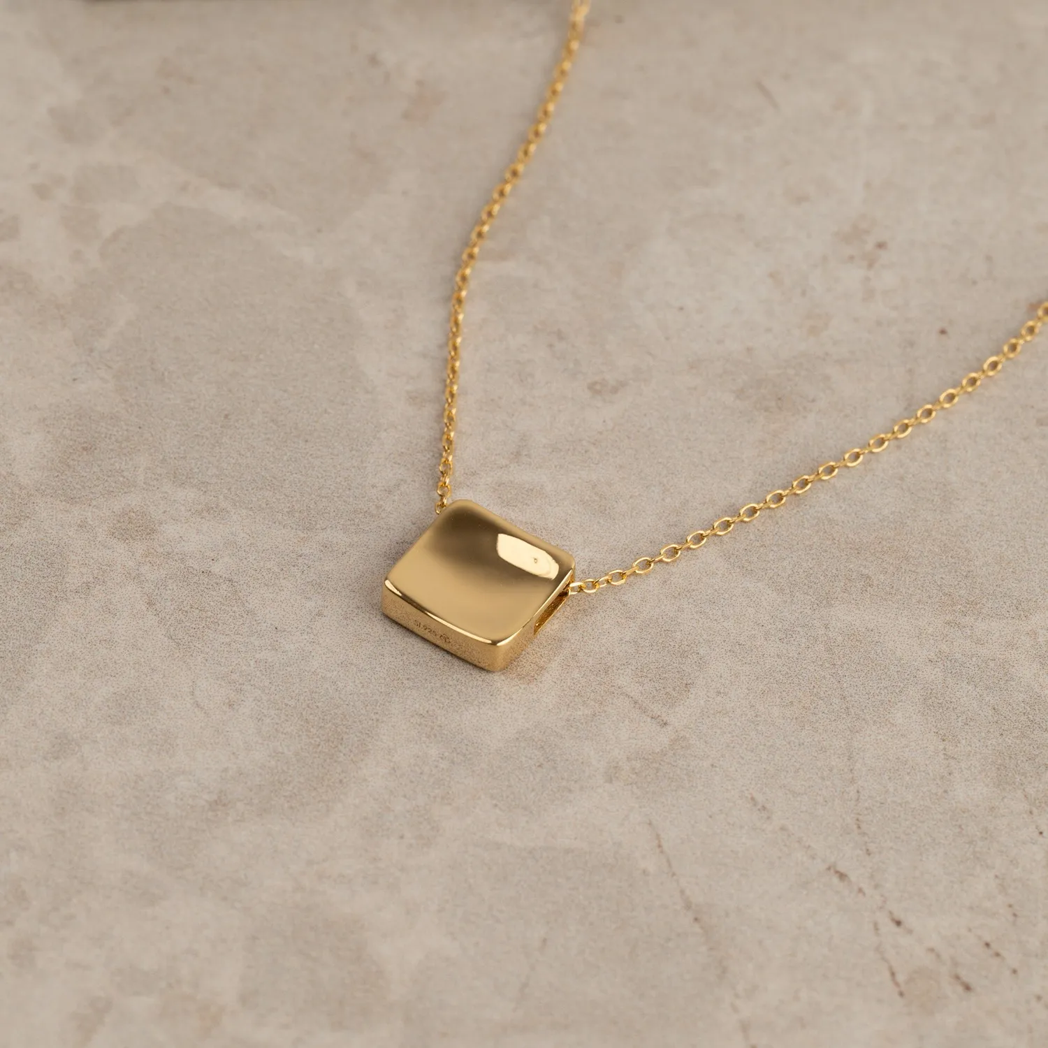 Sisi Copenhagen Mae Golden Pendant vedhæng forgyldt 12 mm