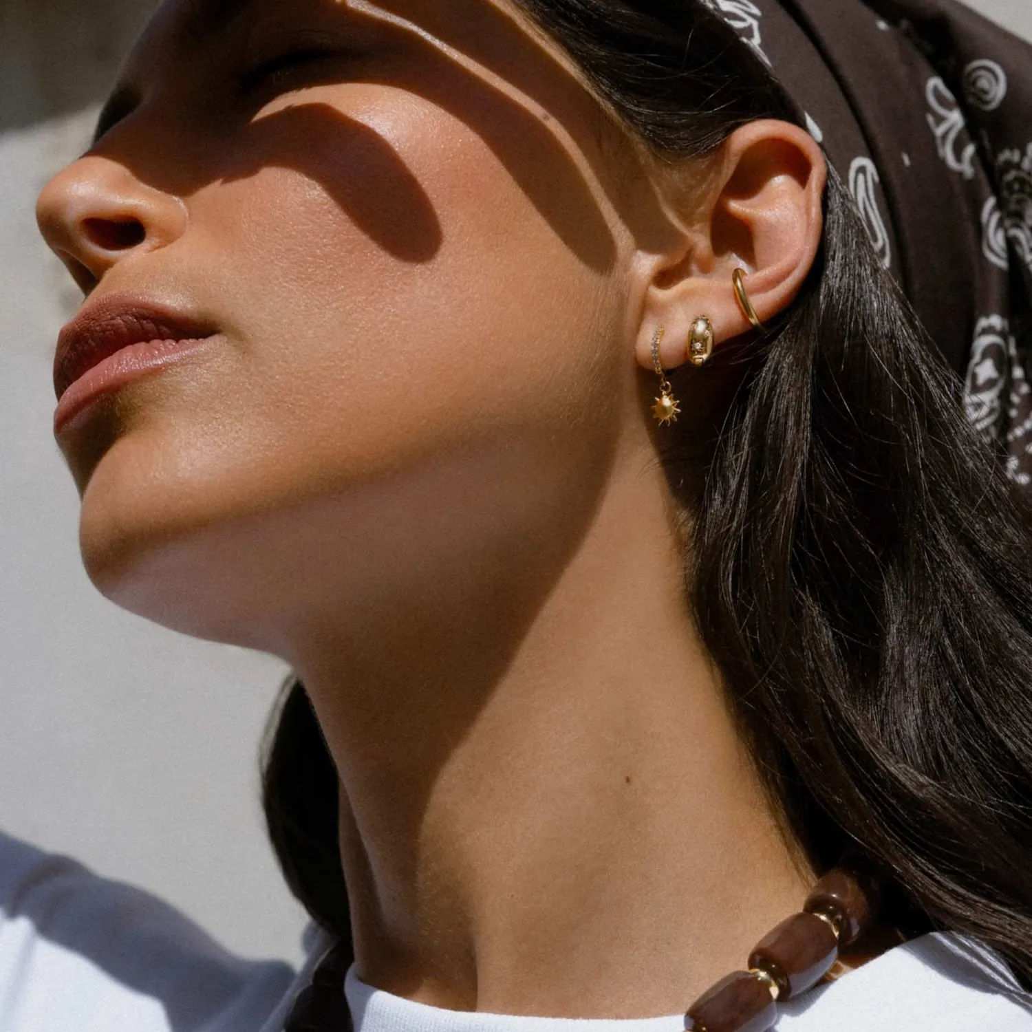 Orelia Molten Sun Pavé micro hoop øreringe guld