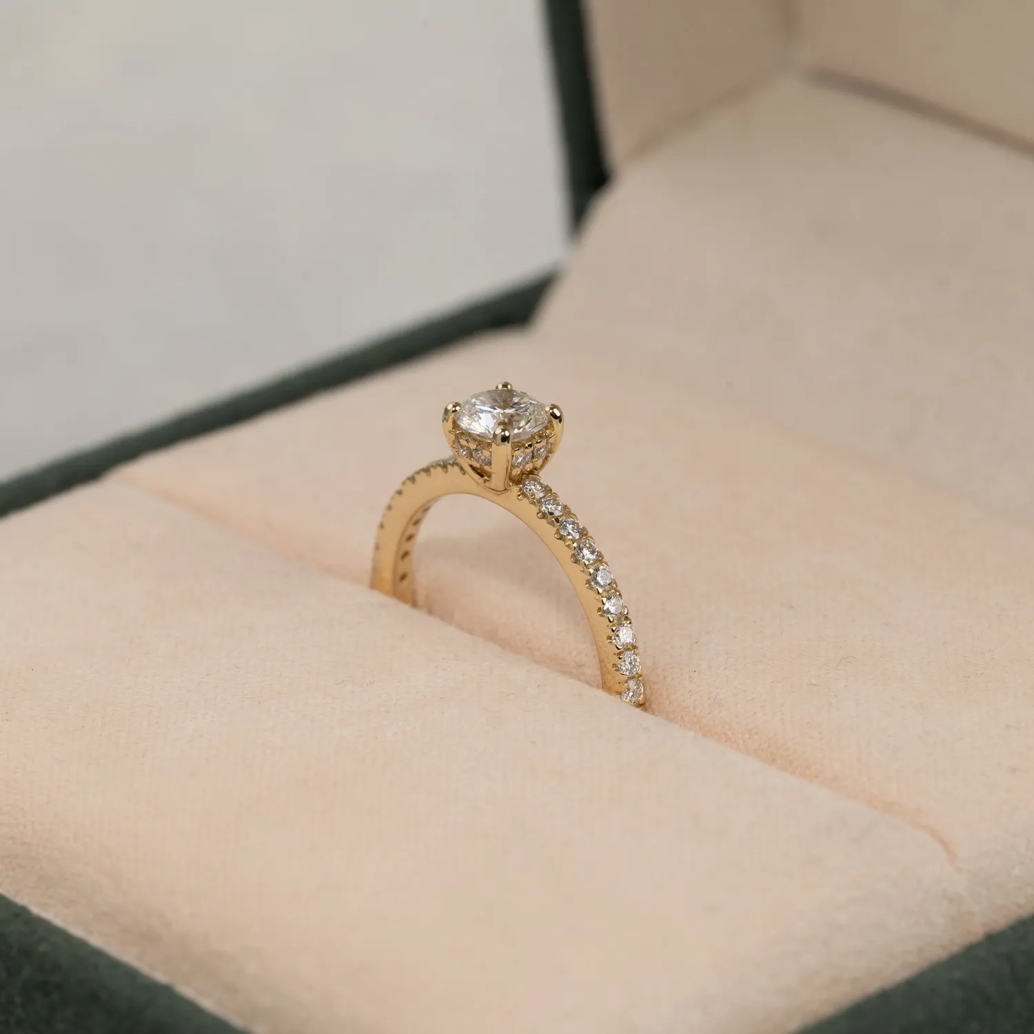 Sisi Copenhagen Hidden-Halo Alliance 0,8 ct ring guld diamant