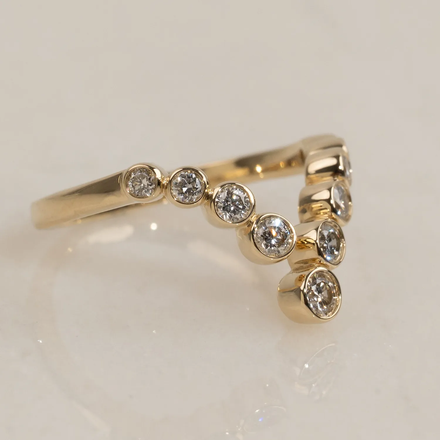 Sisi Copenhagen Graduating Bezel-Set V-design ring 14k guld 53