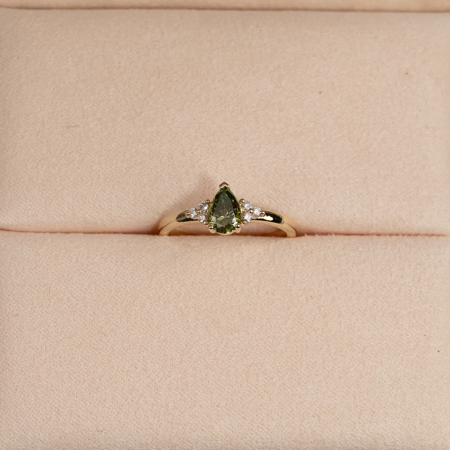 Sisi Copenhagen Pear-Cut Triad ring 0,65ct grøn guld