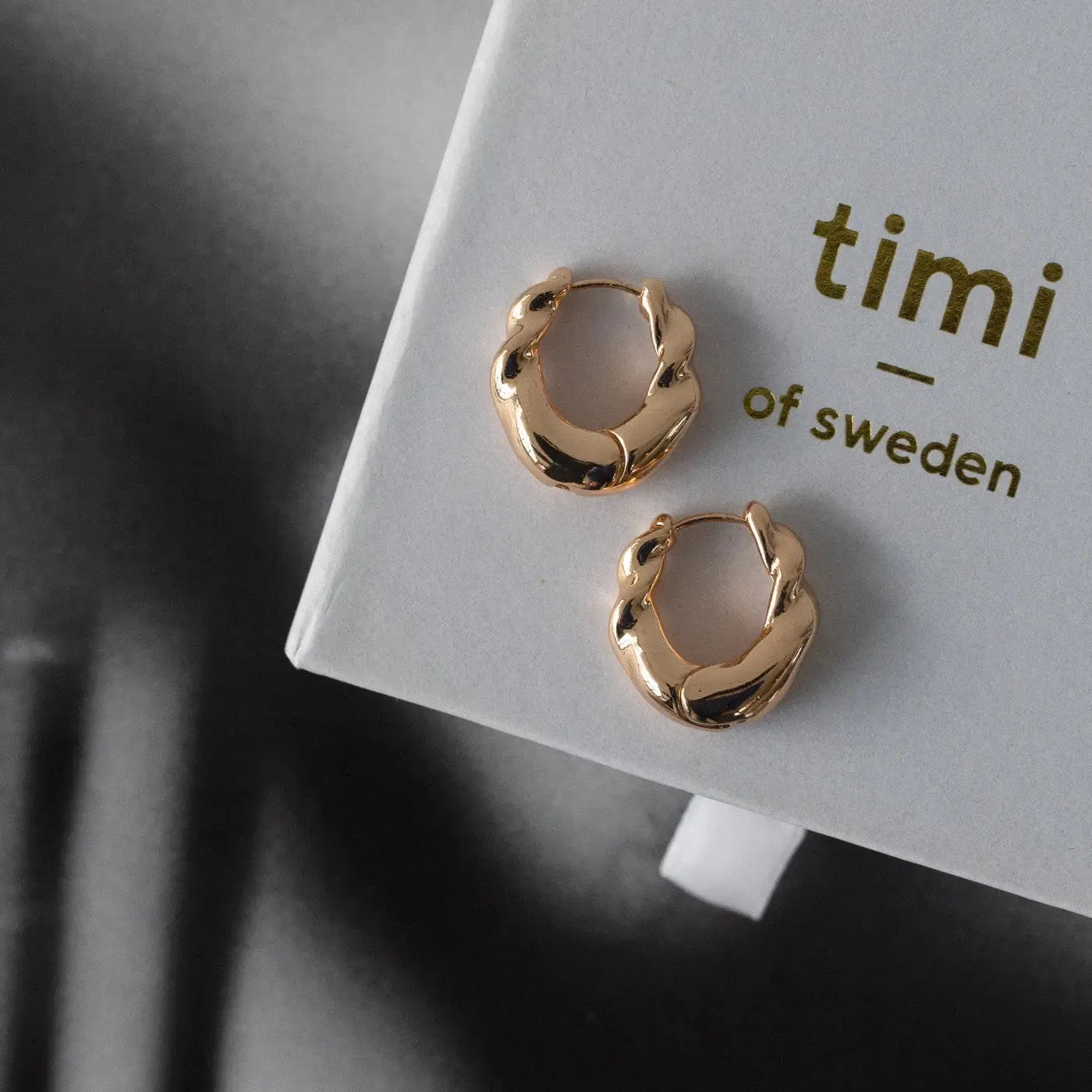 TIMI OF SWEDEN Iris hoop øreringe guld 18 mm snoet