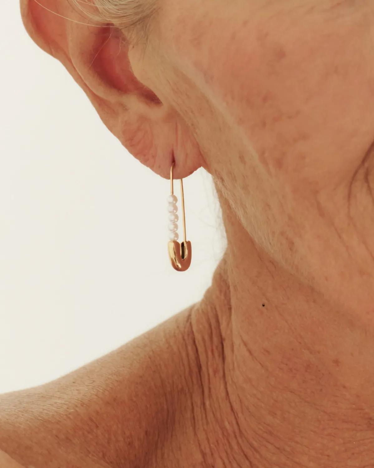 Wos Safety Pin Pearl single ørering guld med perler