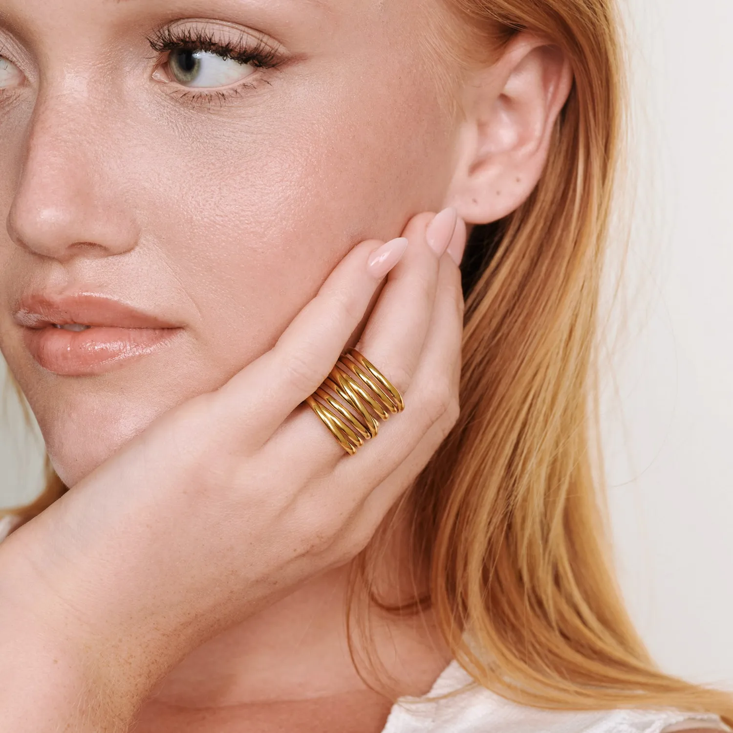 TIMI OF SWEDEN Kylie flerlagsring stål guld str. 17,5