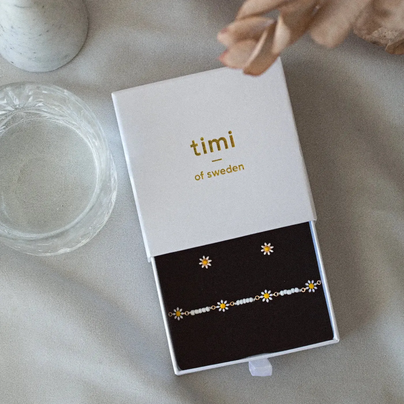 TIMI OF SWEDEN Daisy smykkesæt øreringe + armbånd emalje