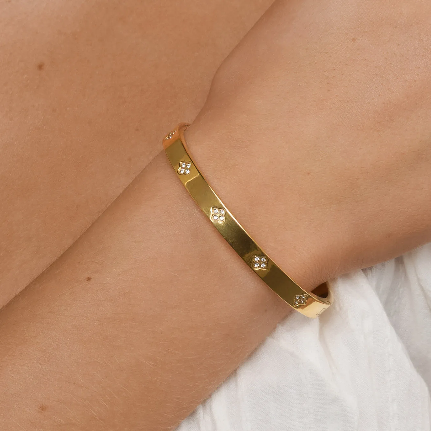 TIMI OF SWEDEN Liv krystal kløver armbånd guld