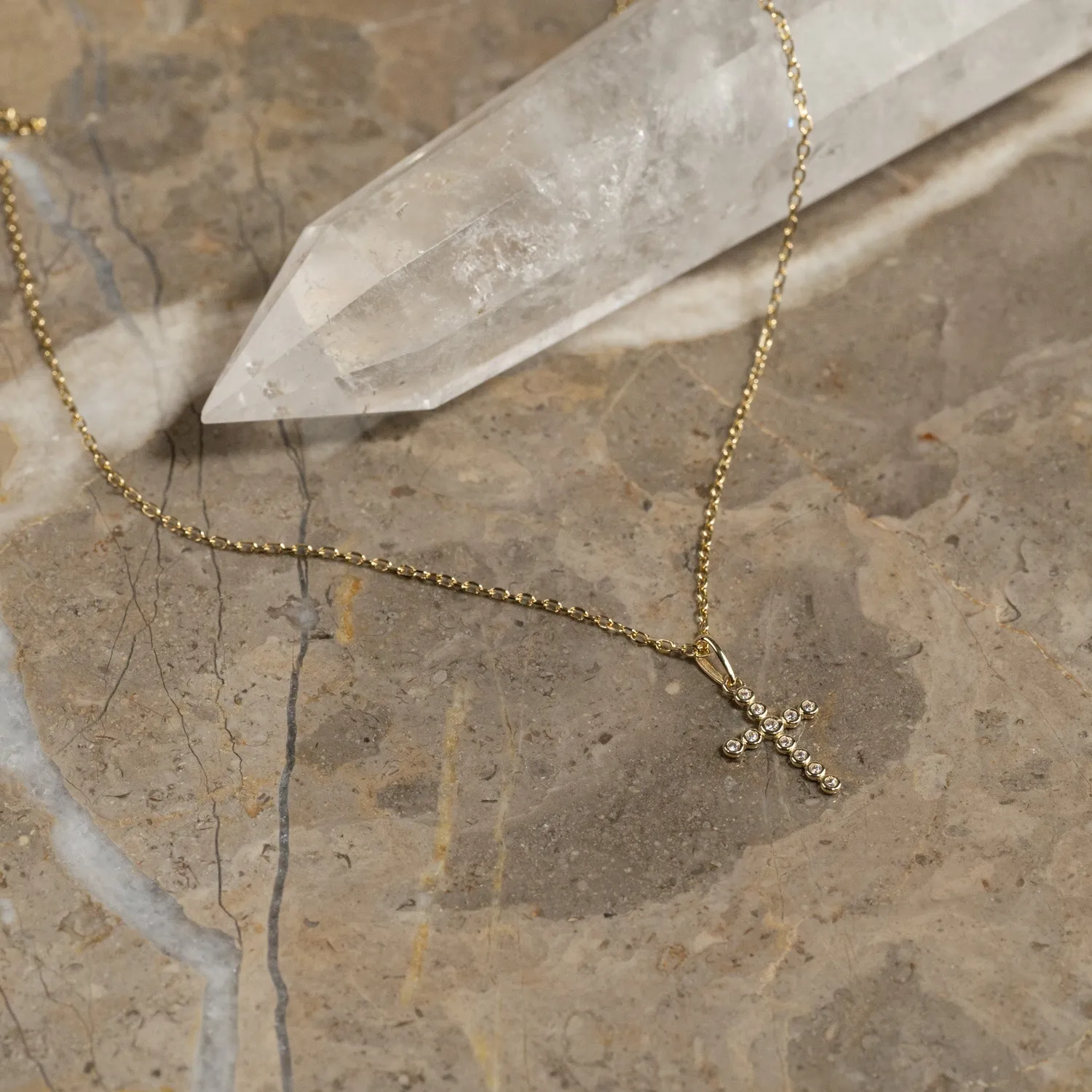 Sisi Copenhagen Crystal Cross vedhæng massivt guld 16 mm