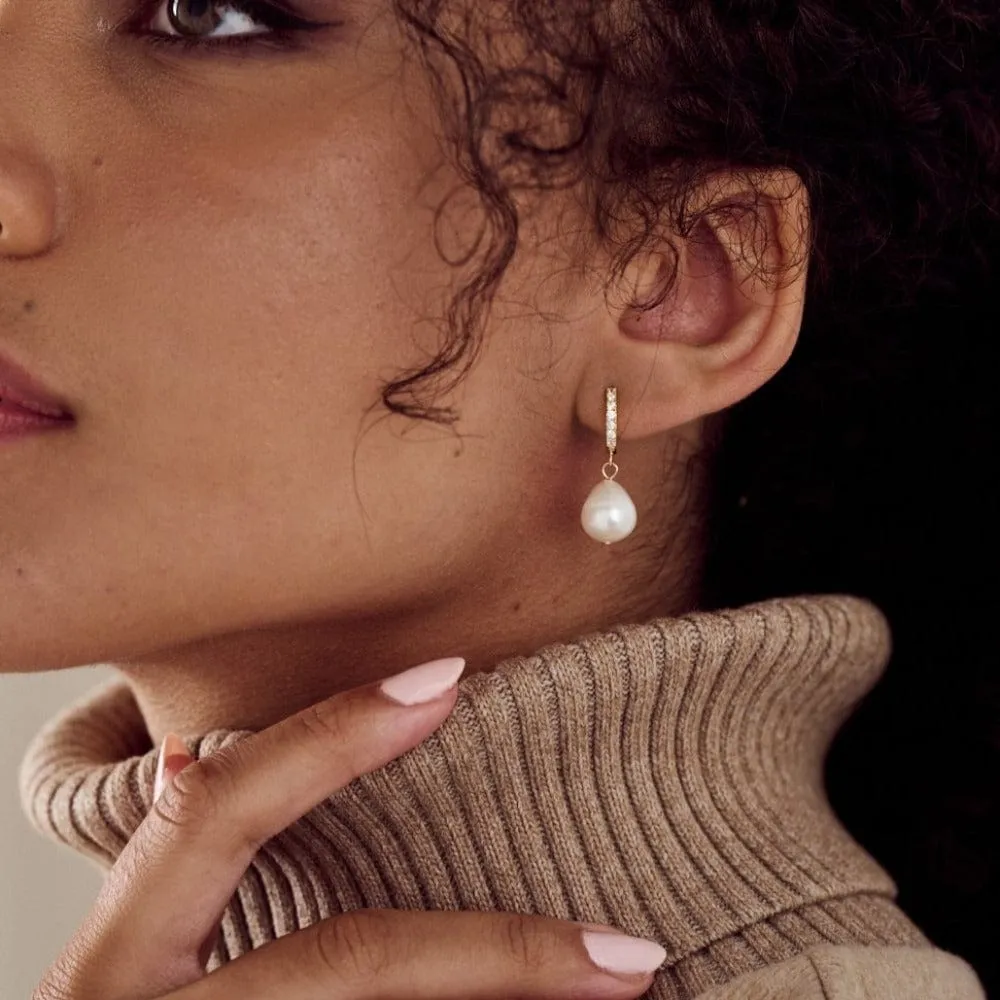 Orelia Pearl Drop Pavé Huggie øreringe forgyldt med perle