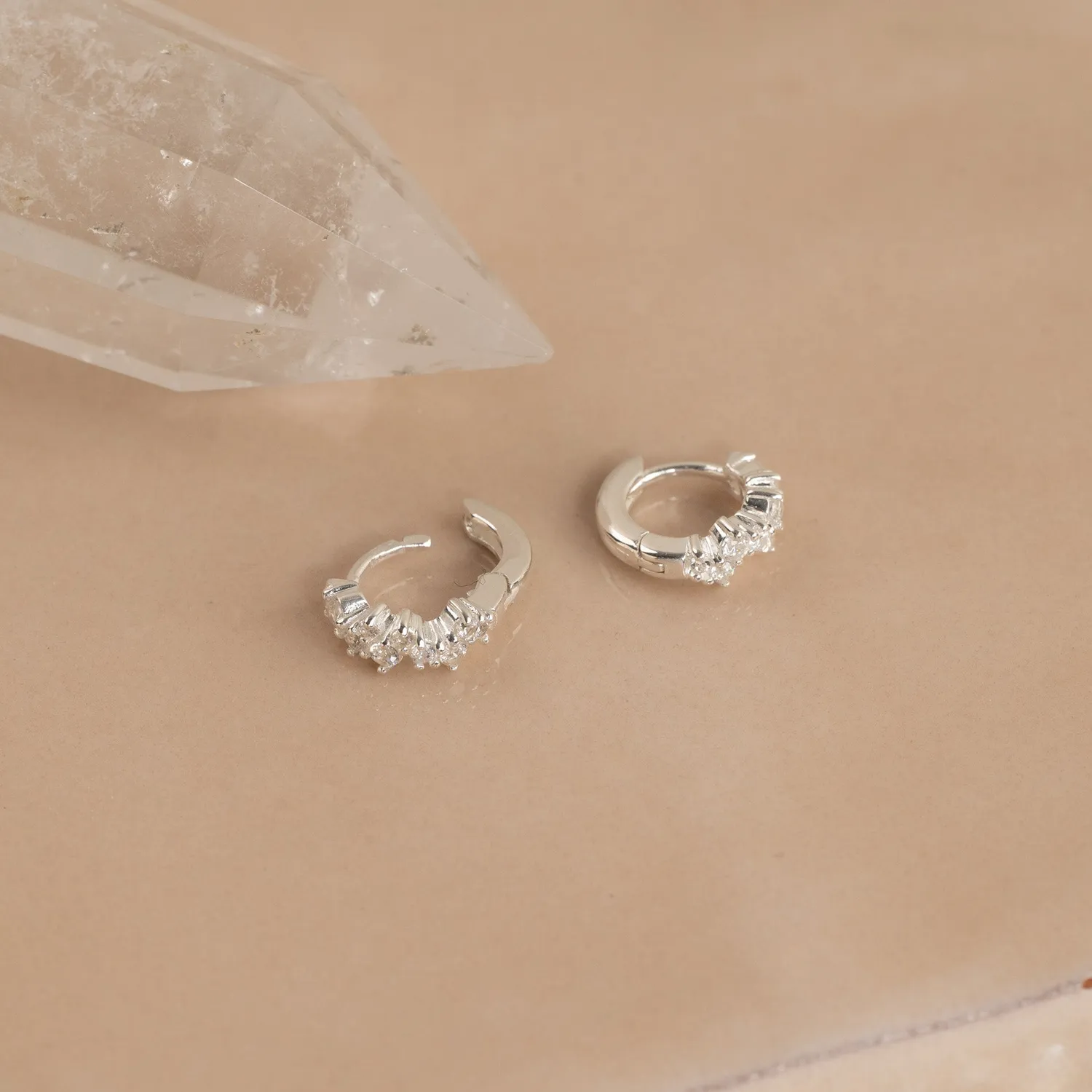Sisi Copenhagen Clair Crystal Mini Huggie øreringe sølv zirkon
