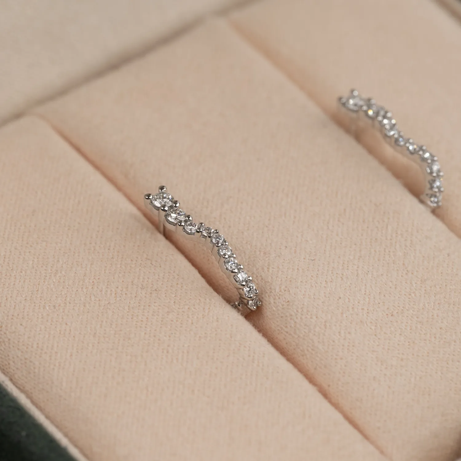 Sisi Copenhagen Diamond Graduating Curved Lab-Diamond creoler 0,45ct hvidguld