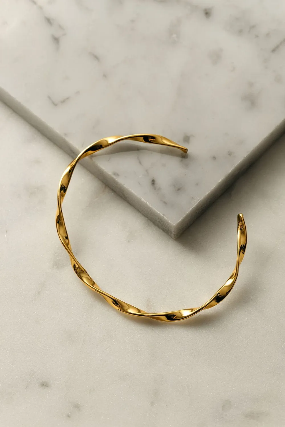 Orelia Ribbon Twist bangle guld åben snoet