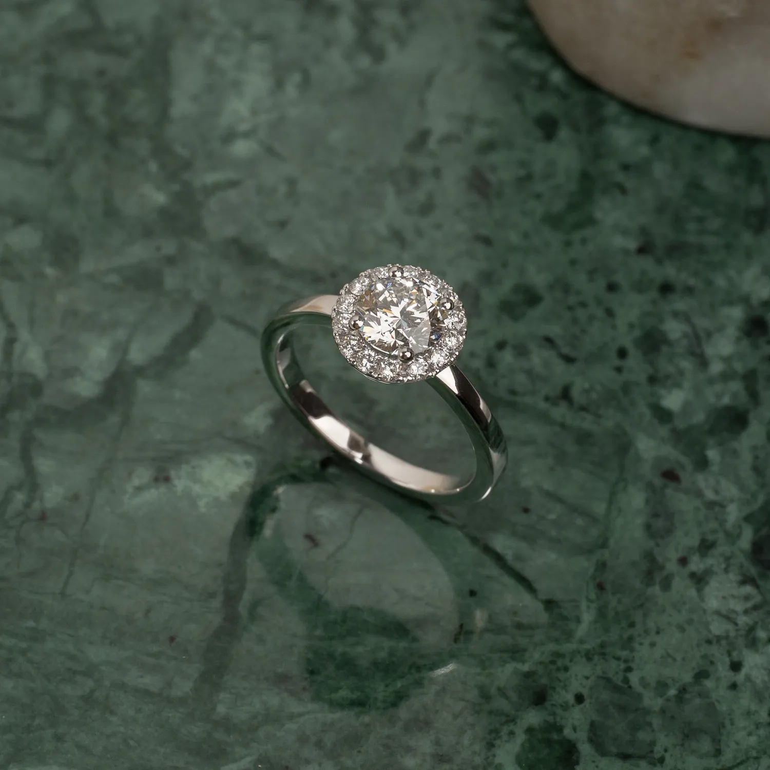 Sisi Copenhagen Simple Halo diamantring 0,7 ct 14 kt guld