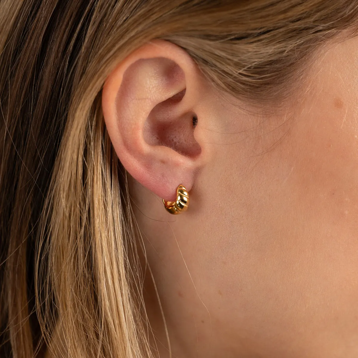 Sisi Copenhagen Ulrikka huggie øreringe forgyldt 10,5 mm