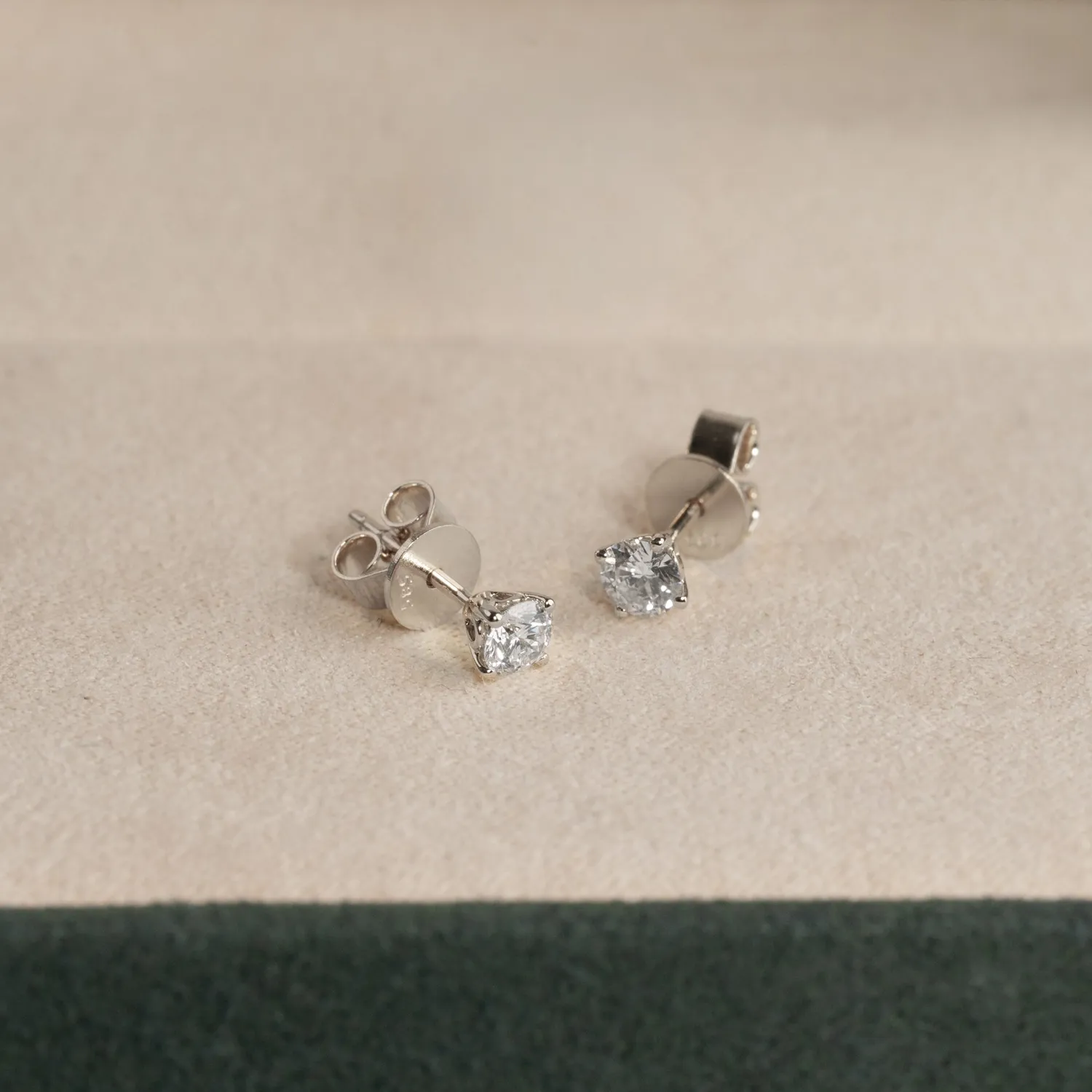 Sisi Copenhagen Classic Solitaire ørestikker guld 0,5 ct