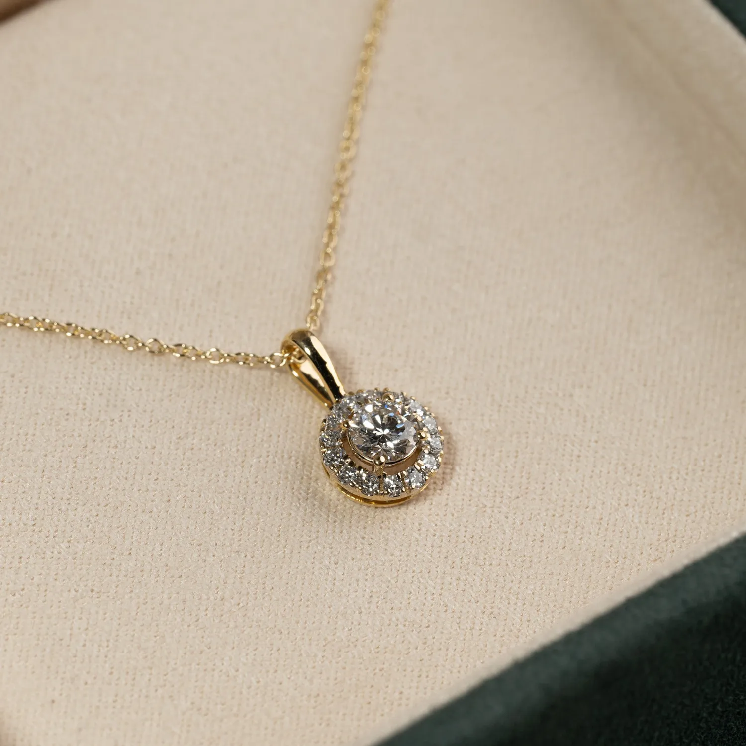 Sisi Copenhagen Round Halo diamant vedhæng 0,5 ct guld