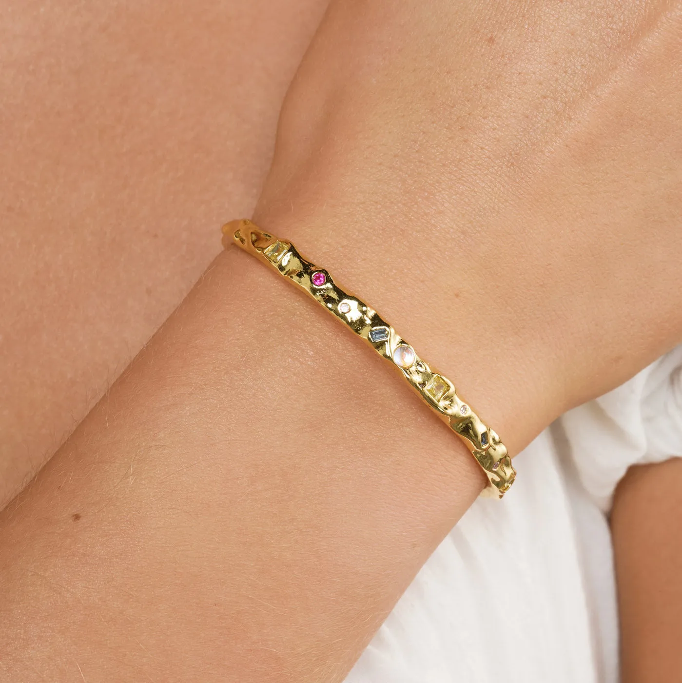 TIMI OF SWEDEN Shiloh krystalarmbånd justerbar guld