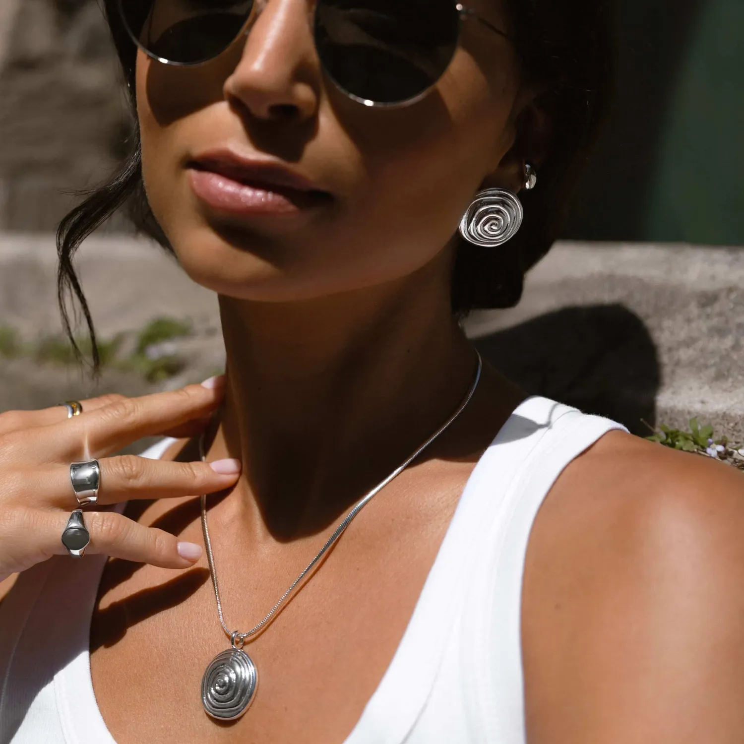 Orelia Statement Spiral studs sølv genbrugsmessing