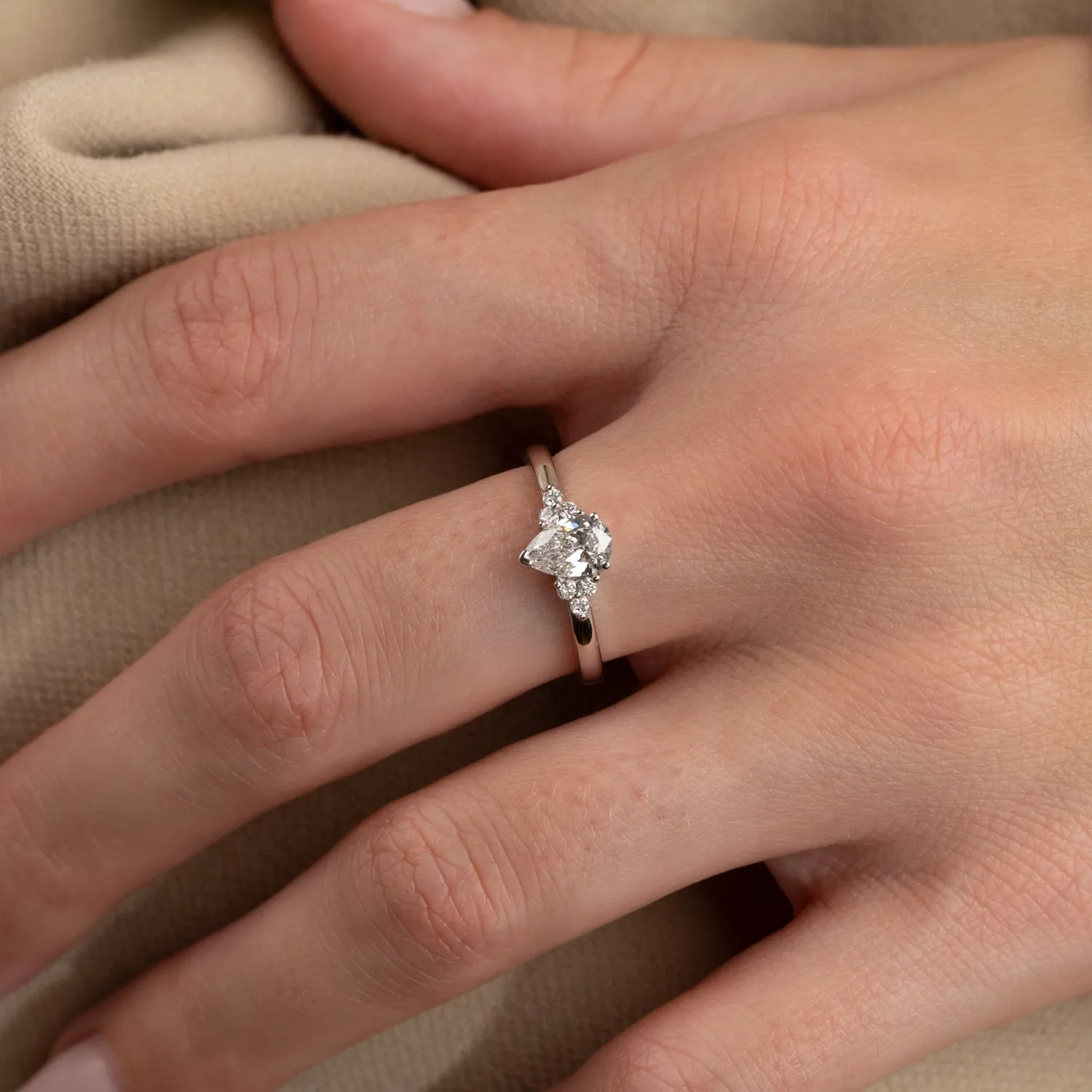 Sisi Copenhagen Triad pære diamantring 0,65ct hvidguld