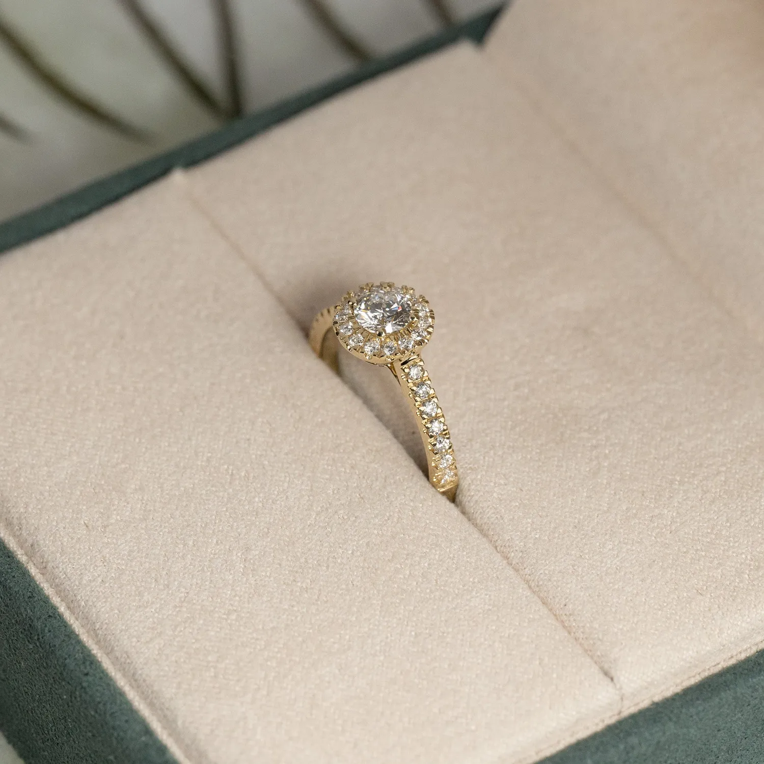 Sisi Copenhagen Round Halo Alliance ring 0,85 ct 14 kt guld