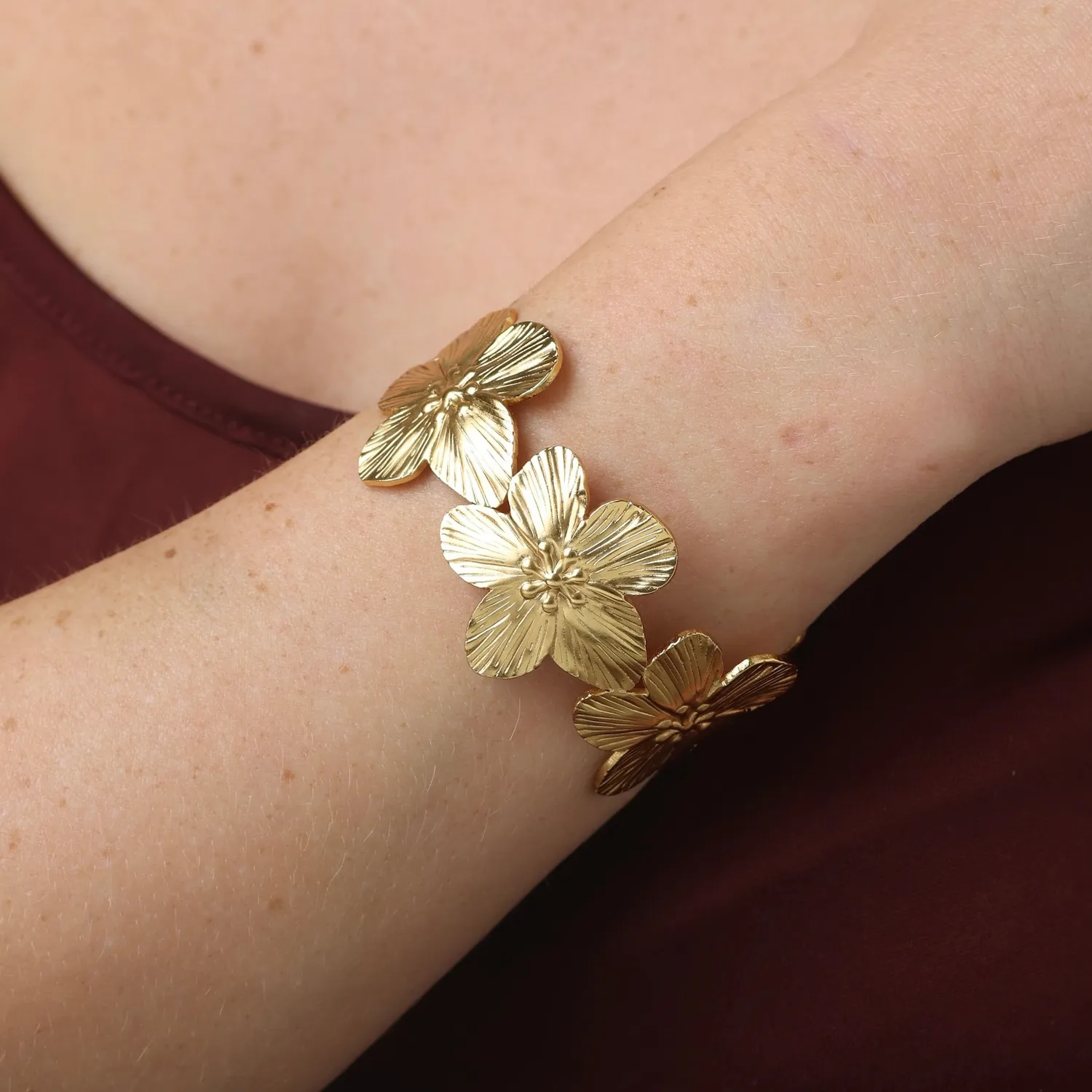Timi of Sweden Alva blomsterarmbånd rustfrit stål guld justerbar