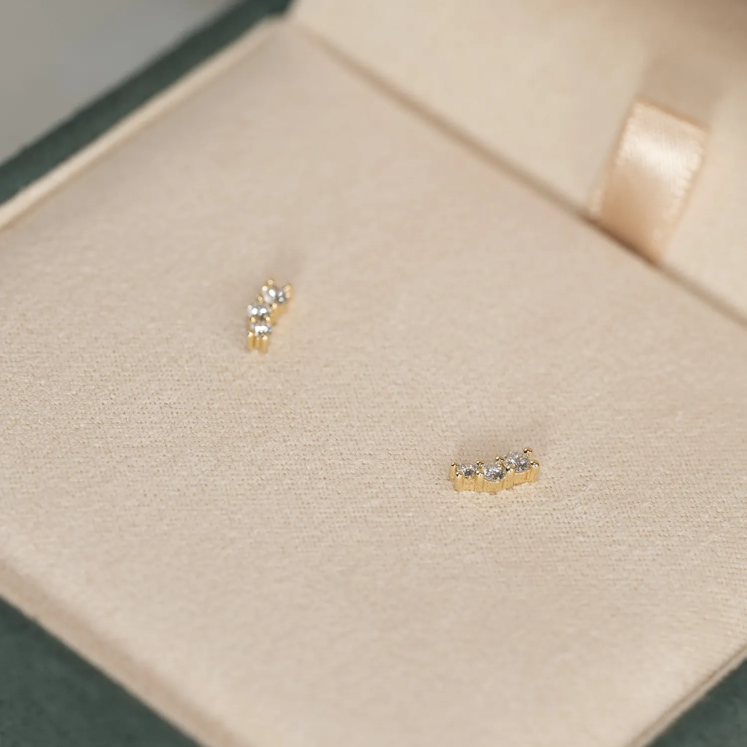 Sisi Copenhagen Graduating Curved diamantørestikker 0,22 ct guld