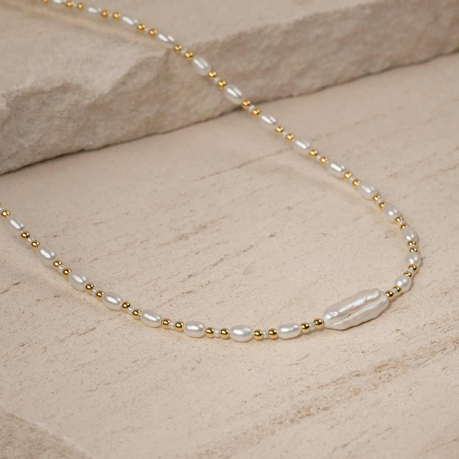 Sisi Copenhagen Lana Pearl Golden halskæde forgyldt med perler