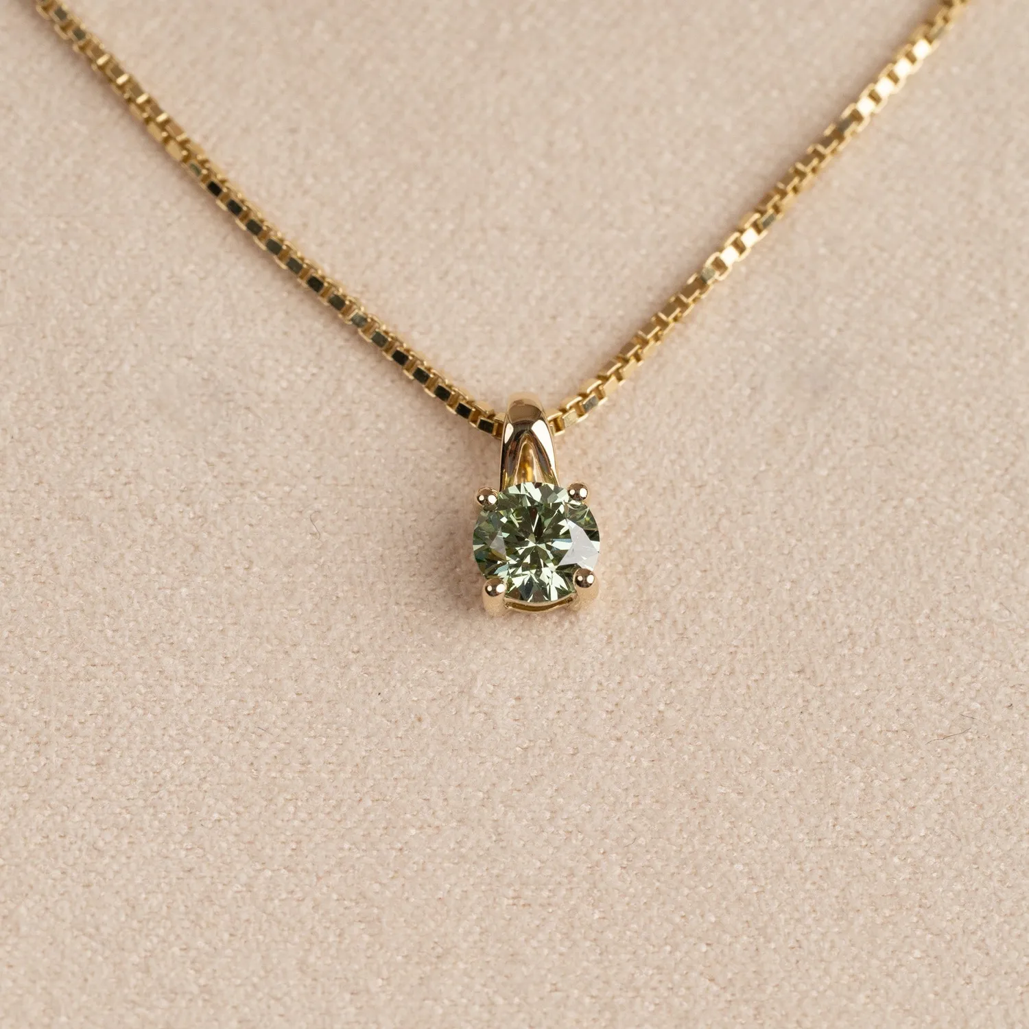 Sisi Copenhagen Prong Solitaire diamantvedhæng 0,5 ct guld grøn