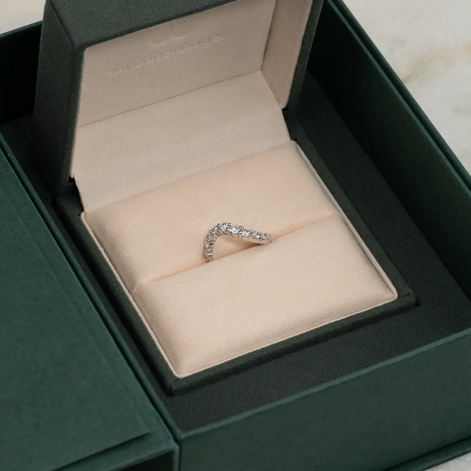 Sisi Copenhagen Graduating Curved Lab-Diamond ring 0,9 ct hvidguld