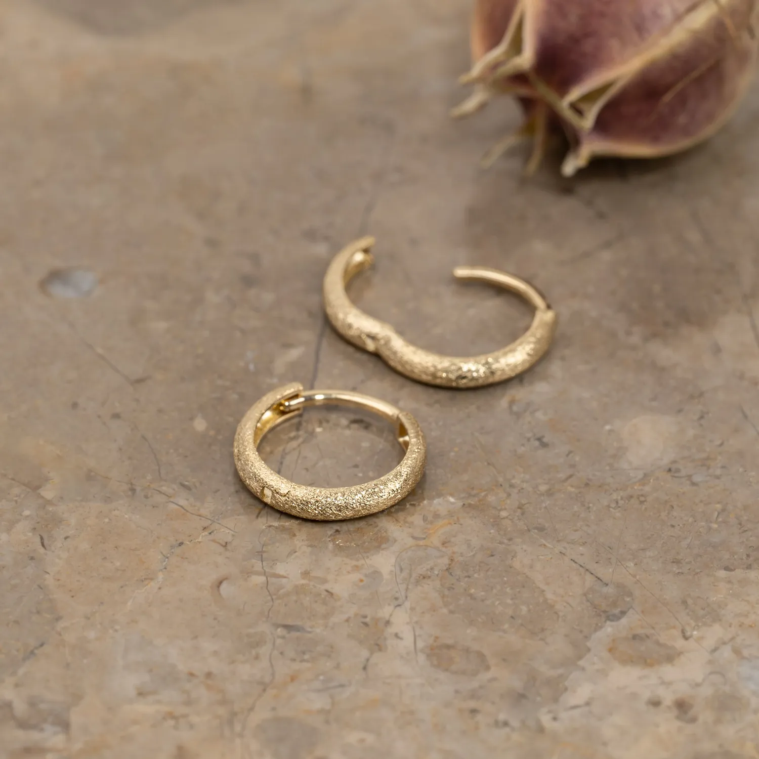 Sisi Copenhagen Thea huggie creoler i 9 karat guld par