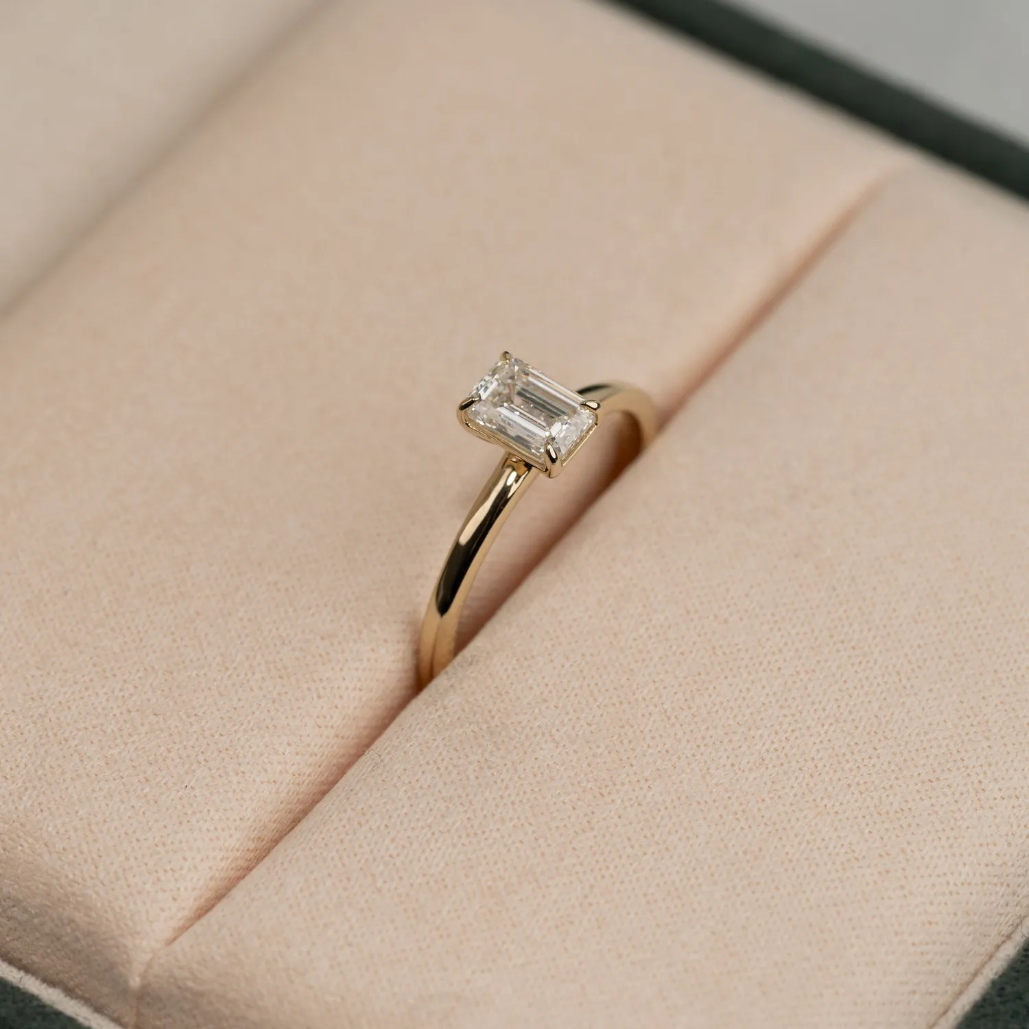 Sisi Copenhagen Solitaire Emerald diamantring 0,75 ct guld