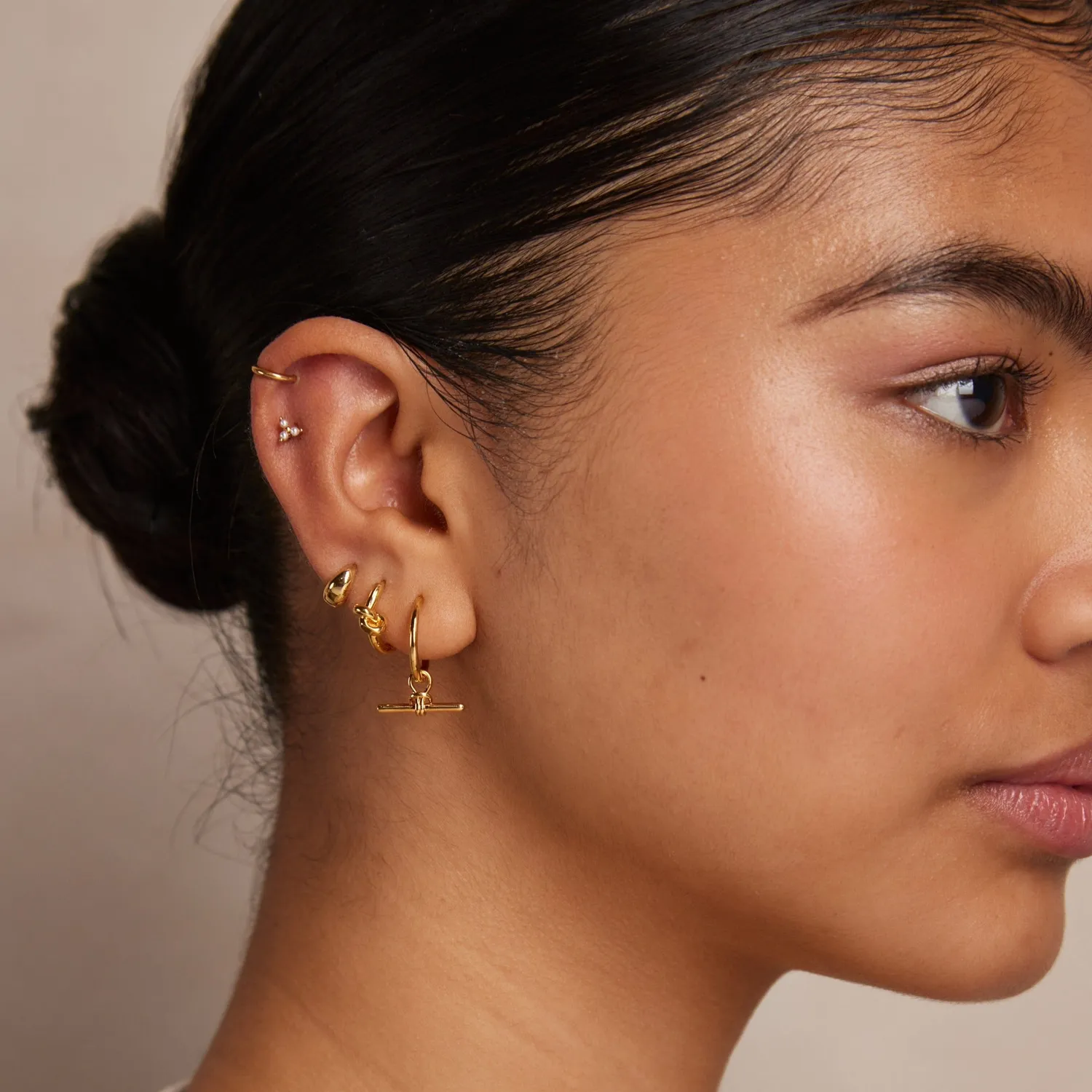 Orelia Polished Knot huggie hoop øreringe guld