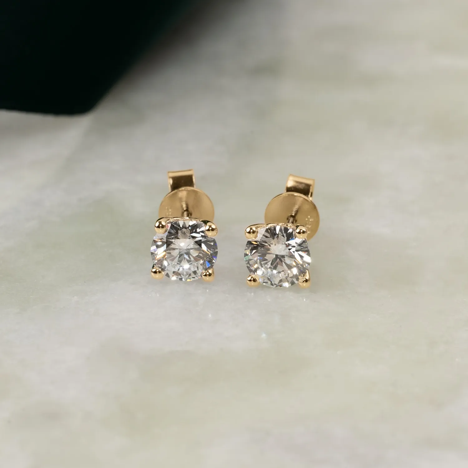 Sisi Copenhagen Classic Solitaire ørestikker guld 0,5 ct