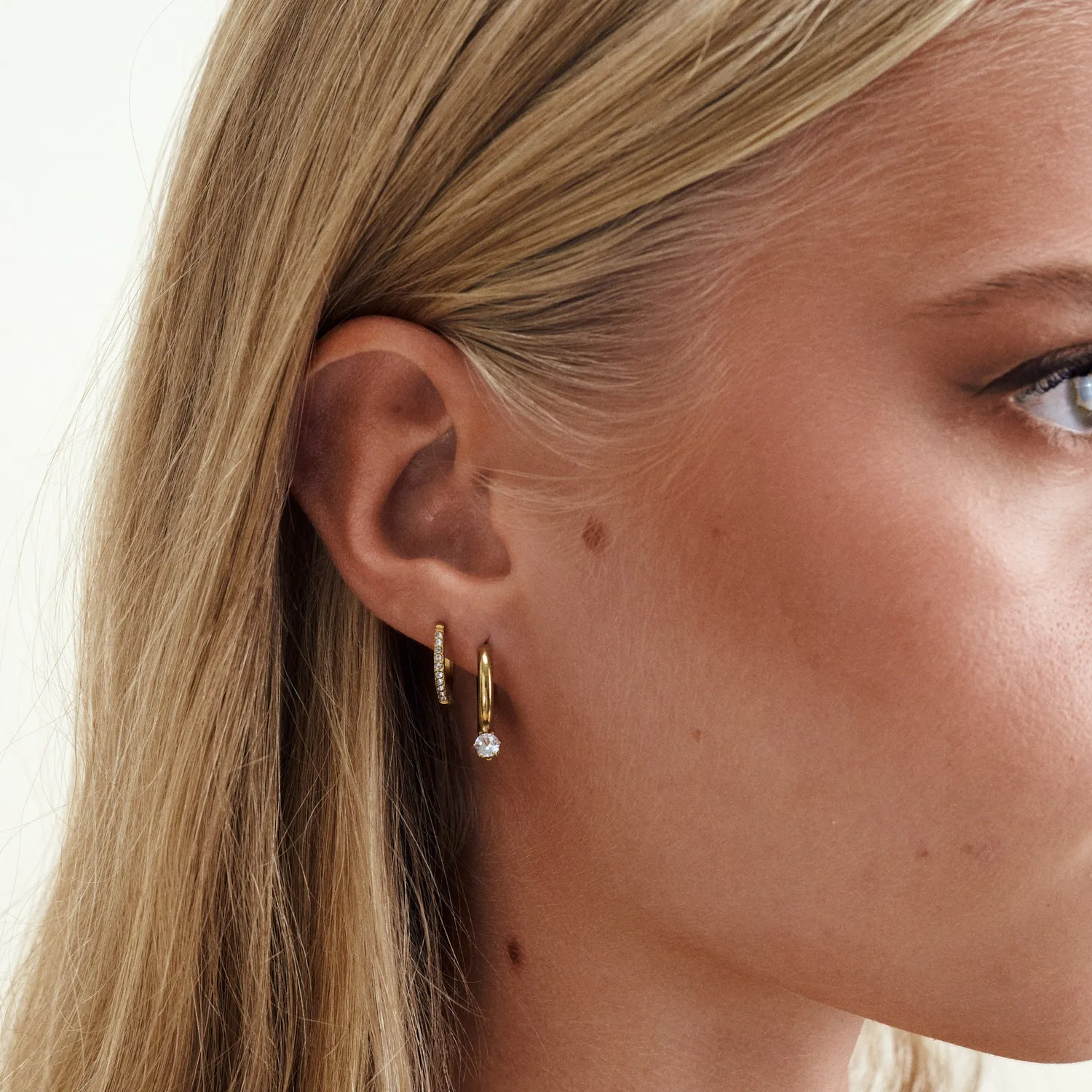 TIMI OF SWEDEN Nilea krystal hoop øreringe sølv 15 mm