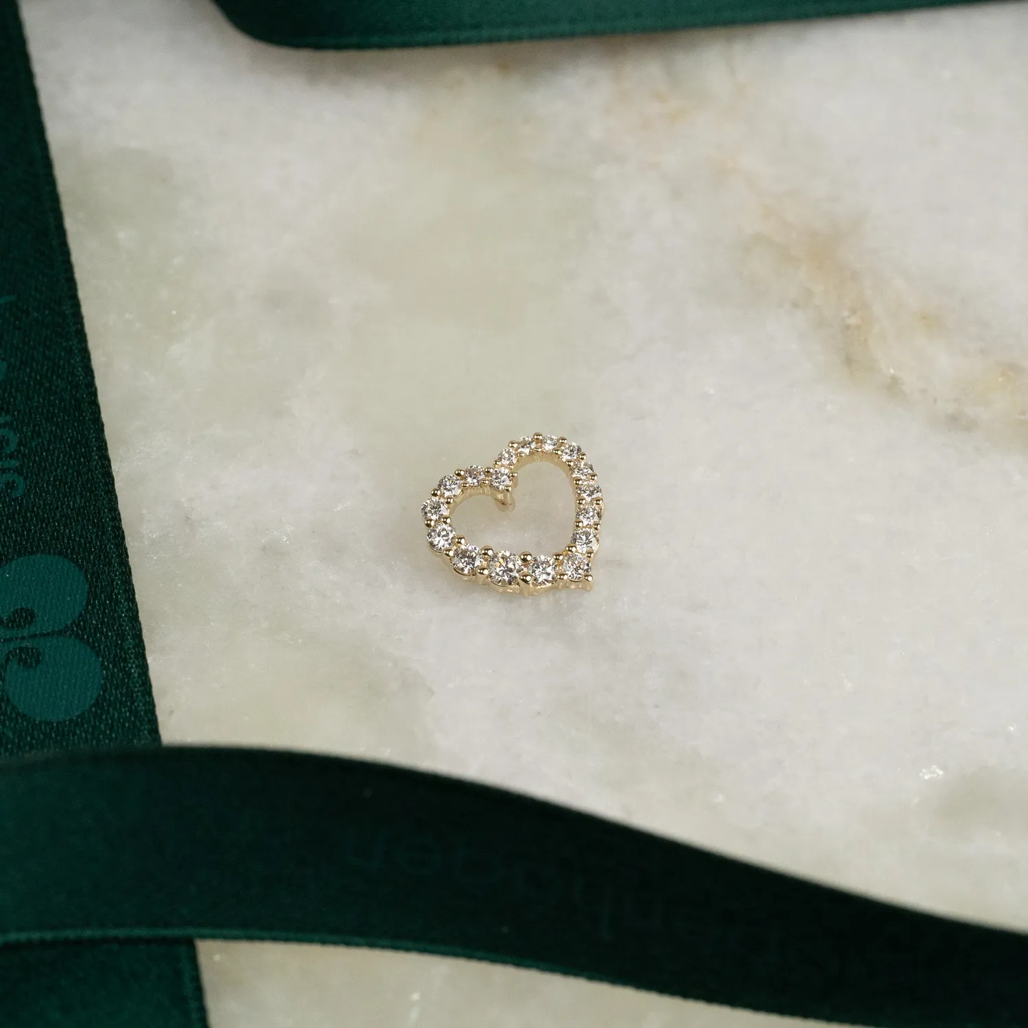 Sisi Copenhagen Graduating Curved Heart diamantvedhæng 0,45 ct guld