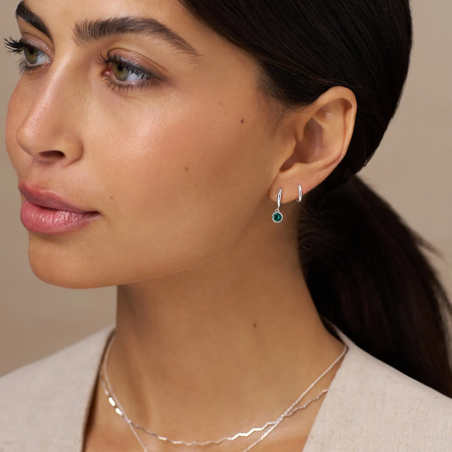 Orelia Emerald Drop huggie hoop øreringe sølv grøn