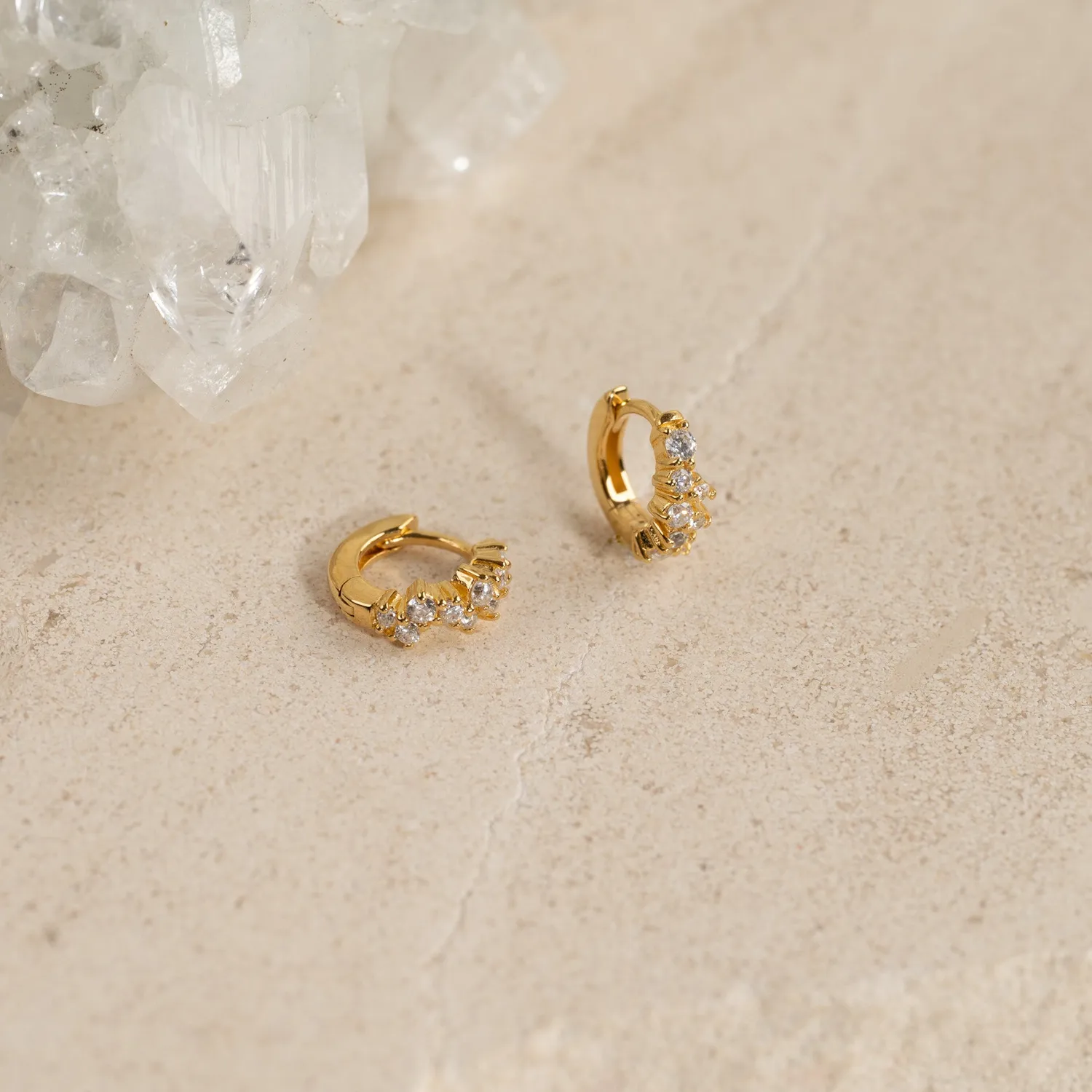 Sisi Copenhagen Clair Crystal Golden Mini Huggie øreringe forgyldt par