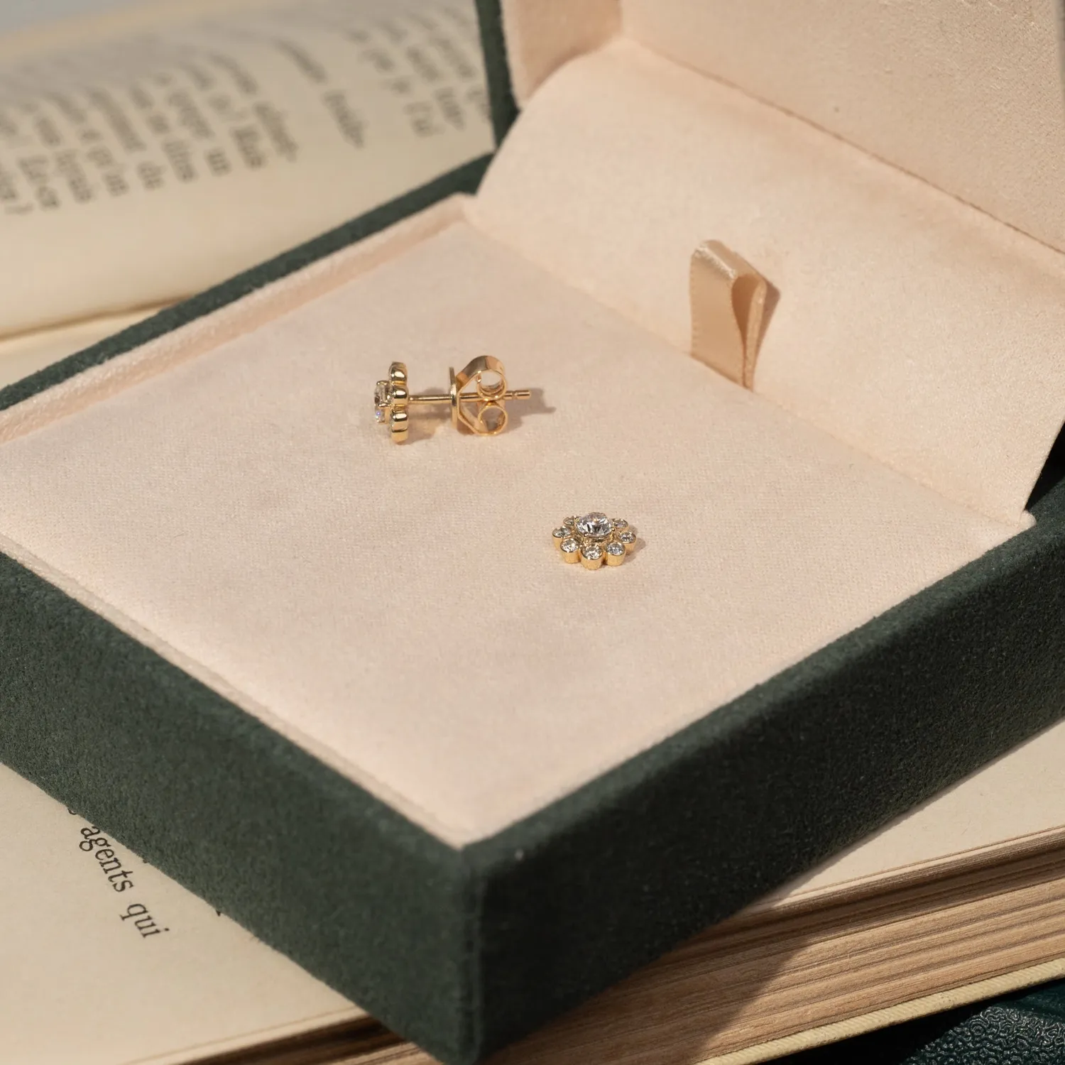 Sisi Copenhagen Laurel Halo ørestikker guld 0,5 ct par