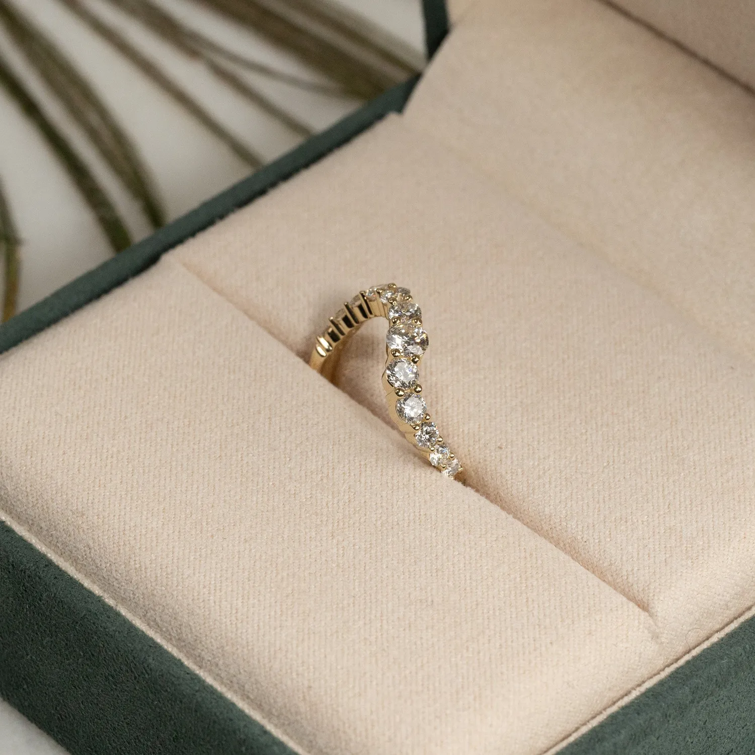 Sisi Copenhagen Graduating Curved Lab-Diamond ring 14 kt 1,2 ct