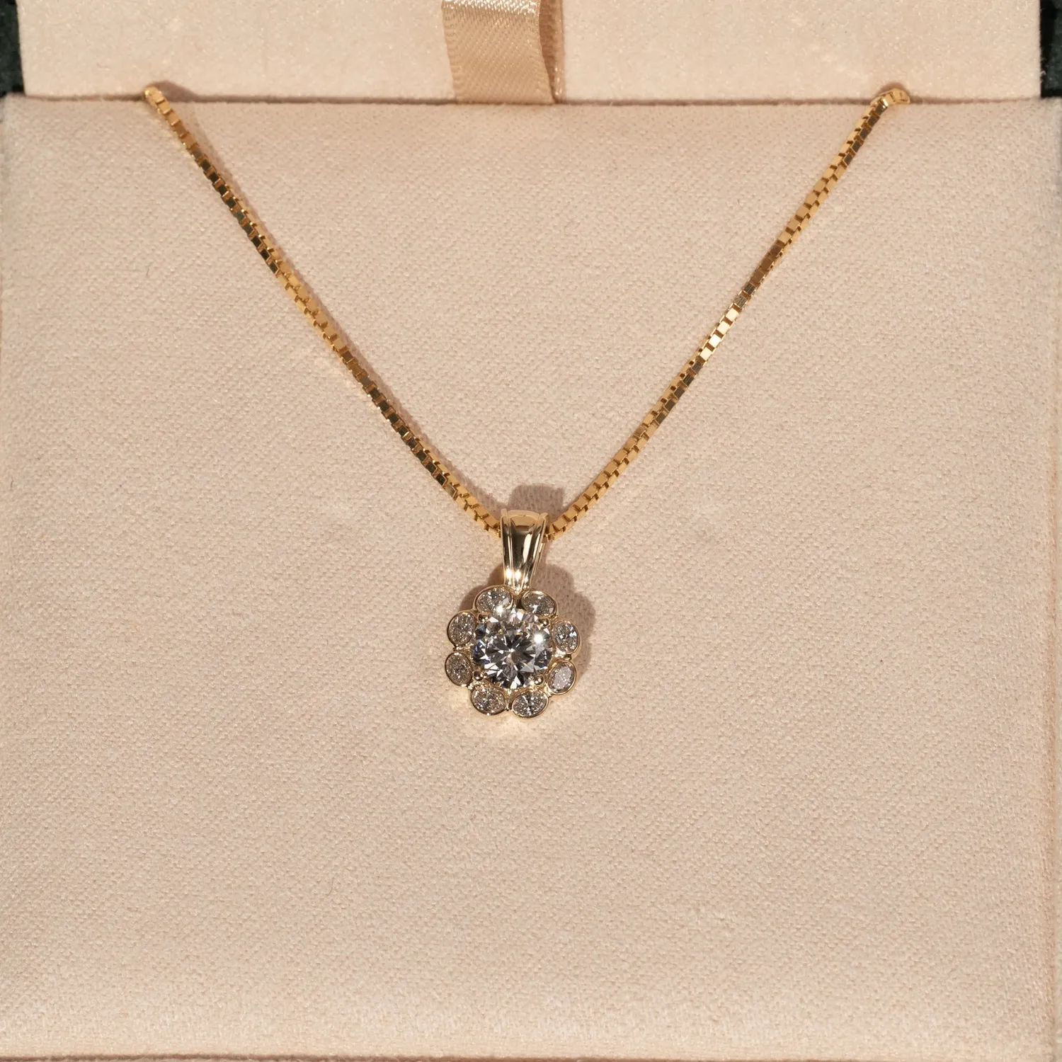 Sisi Copenhagen Laurel Oval-Cut Halo diamantvedhæng 0,8 ct guld