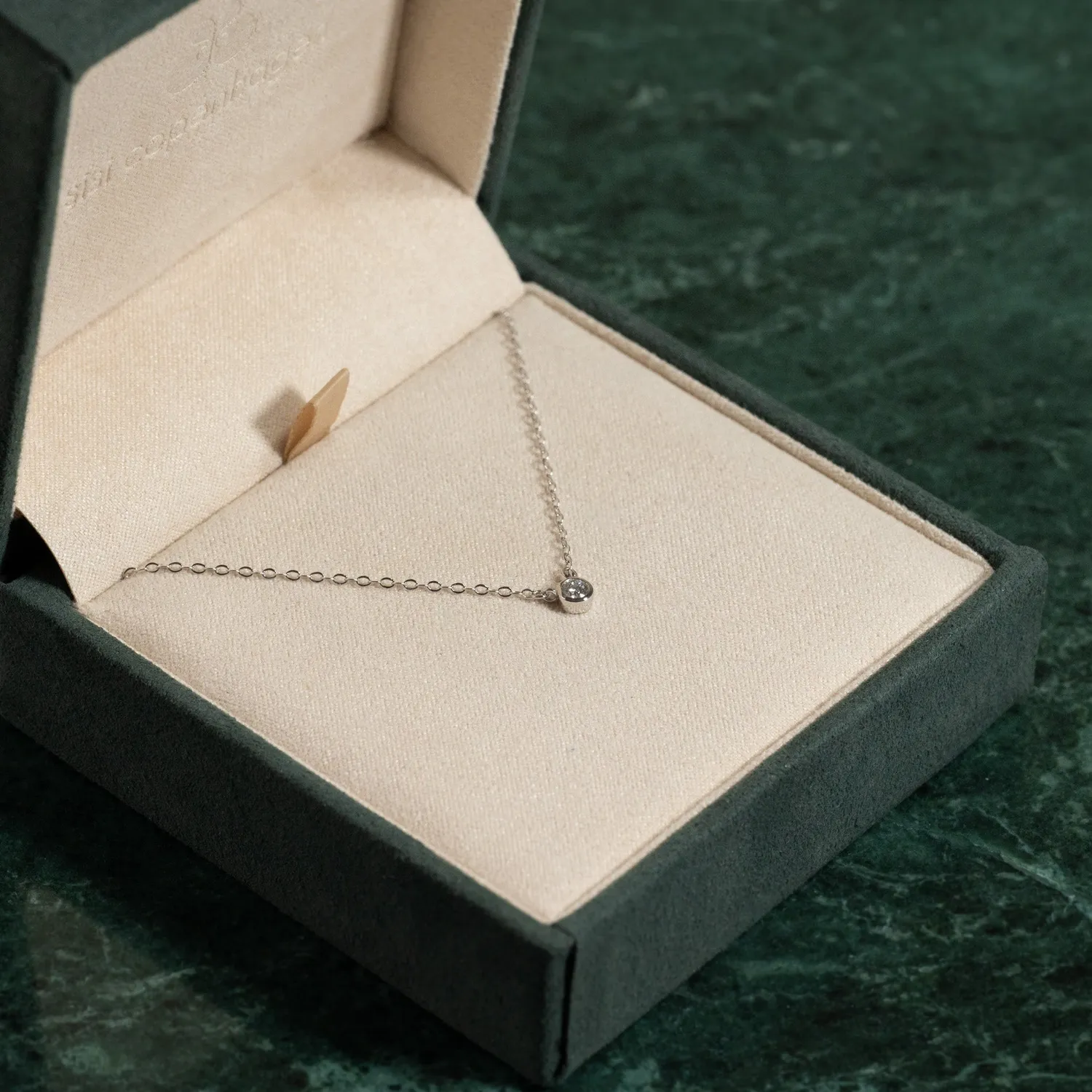 Sisi Copenhagen Diamond Solitaire Bezel halskæde hvidguld 0,1 ct