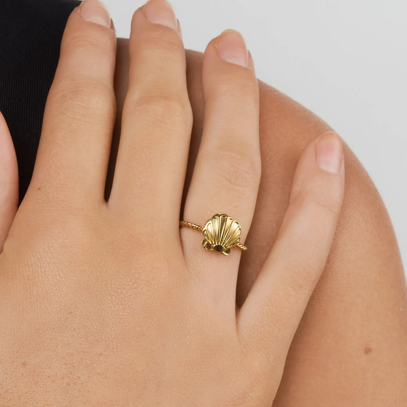 TIMI OF SWEDEN Penny seashell ring guld justerbar