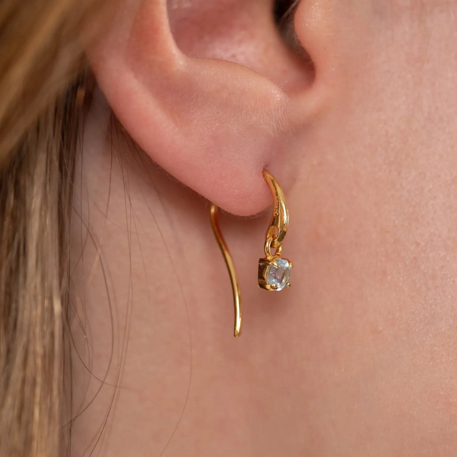 Sisi Copenhagen Gemma Blue Topaz Golden Hook øreringe forgyldt