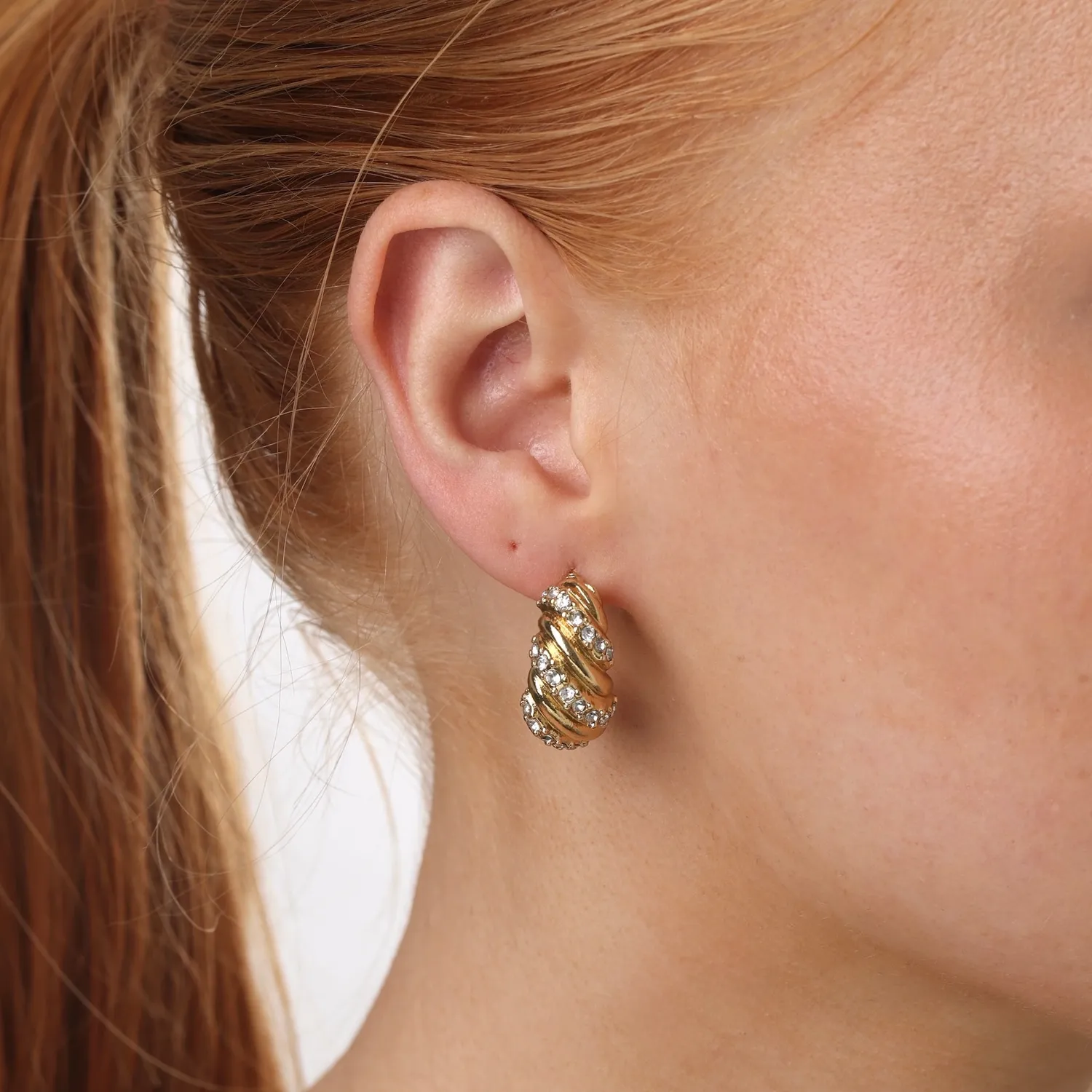 TIMI OF SWEDEN Coco Croissant Crystal ørestikker guld waterproof